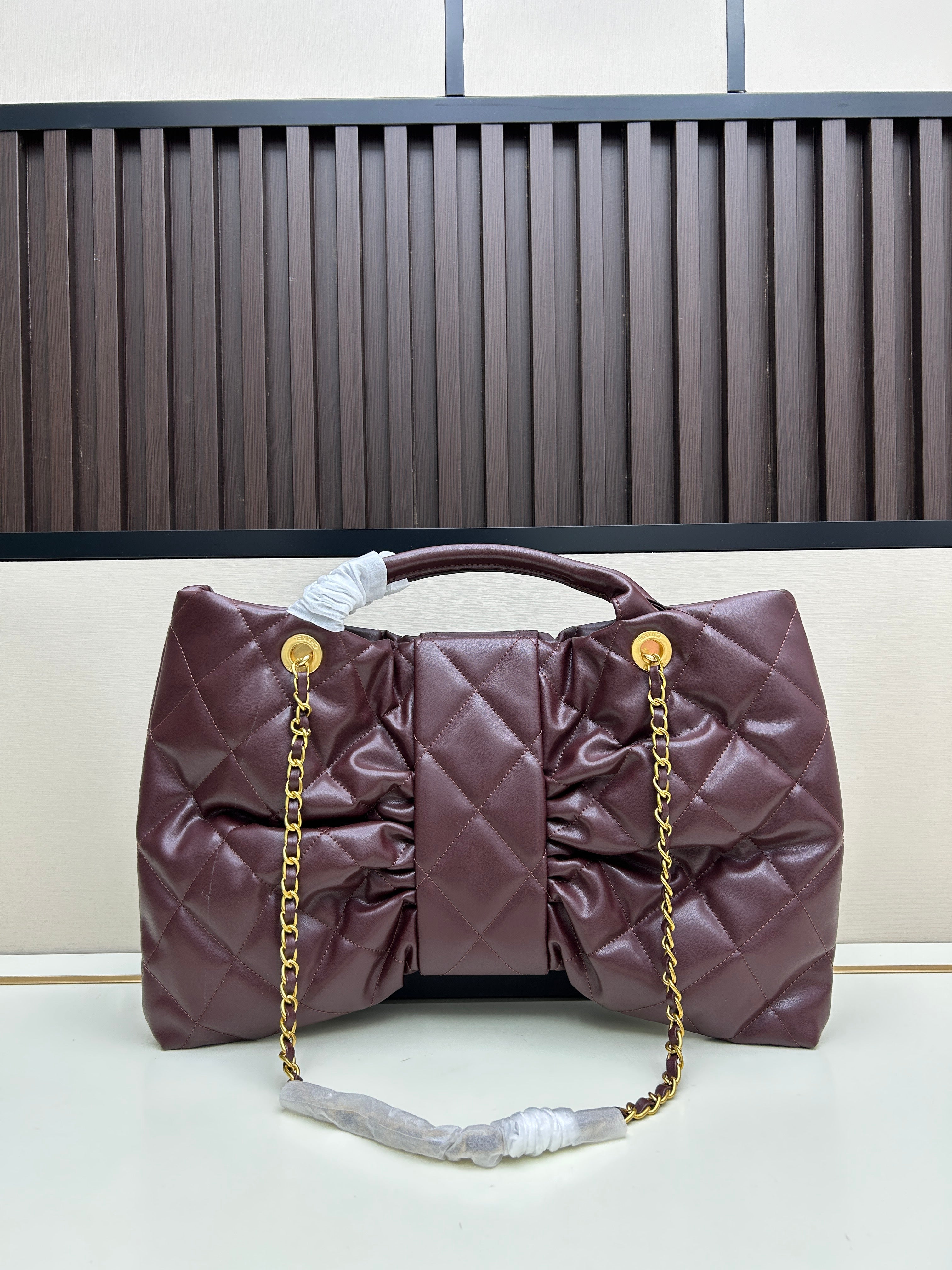 Large Bow-Detail Quilted Leather Shoulder Bag – Soft Padded Finish