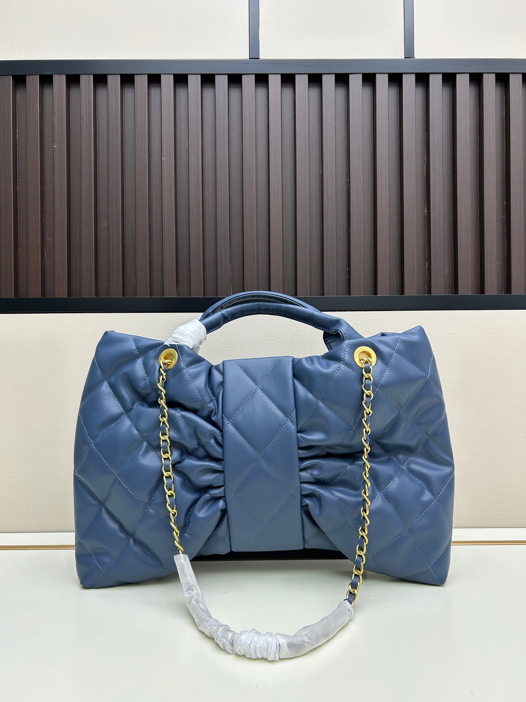 Large Bow-Detail Quilted Leather Shoulder Bag – Soft Padded Finish