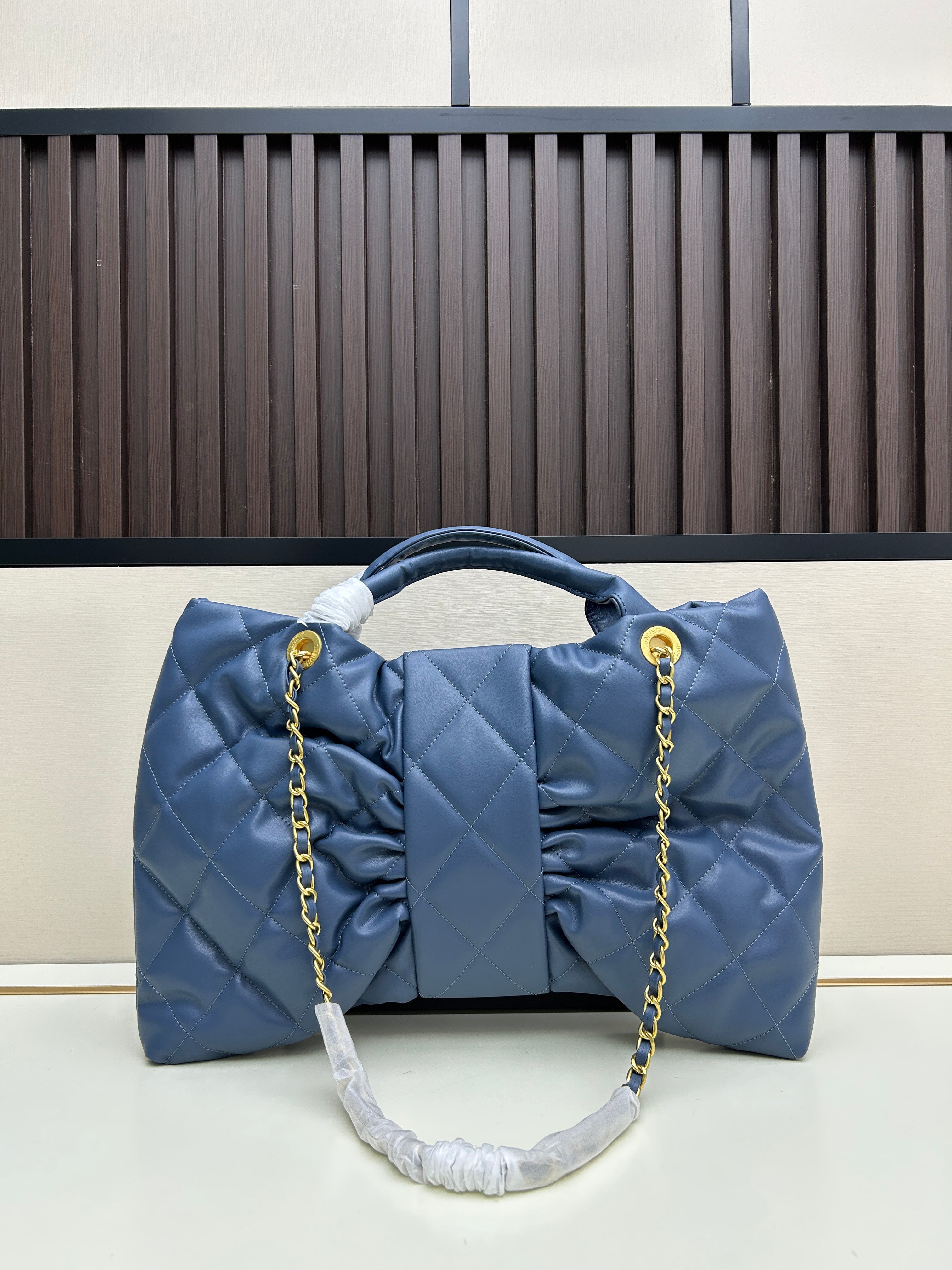 Large Bow-Detail Quilted Leather Shoulder Bag – Soft Padded Finish