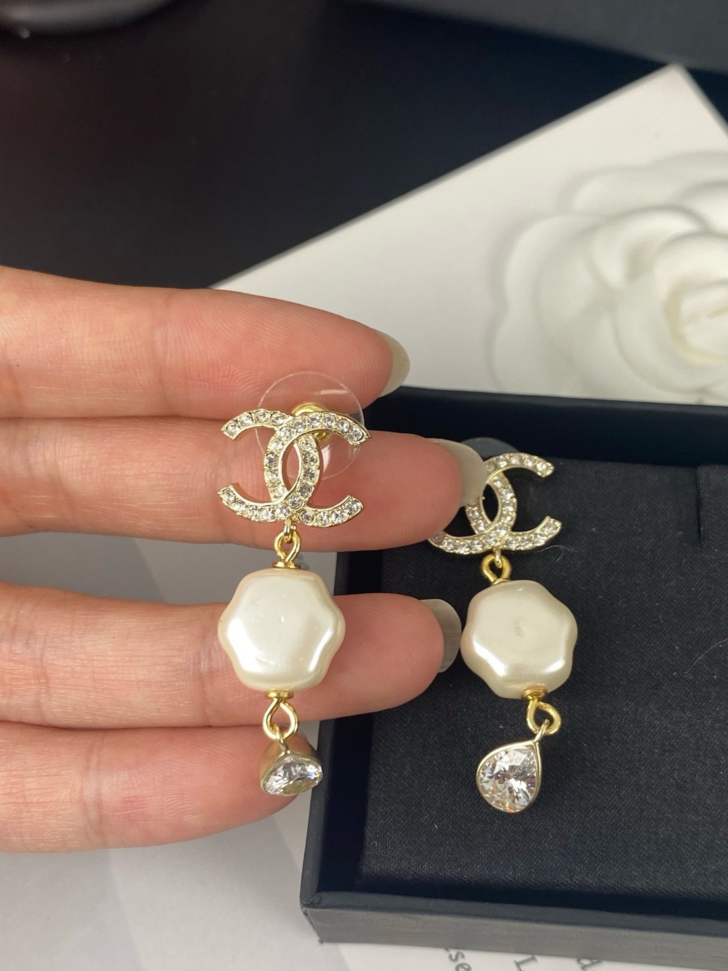 Gold-Tone Crystal & Mother-of-Pearl Drop Earrings – Timeless Elegance