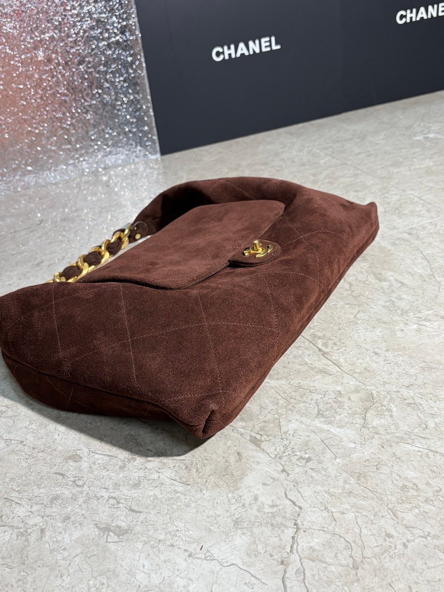 Oversized Suede Hobo Shoulder Bag with Chunky Chain – Autumn/Winter Style