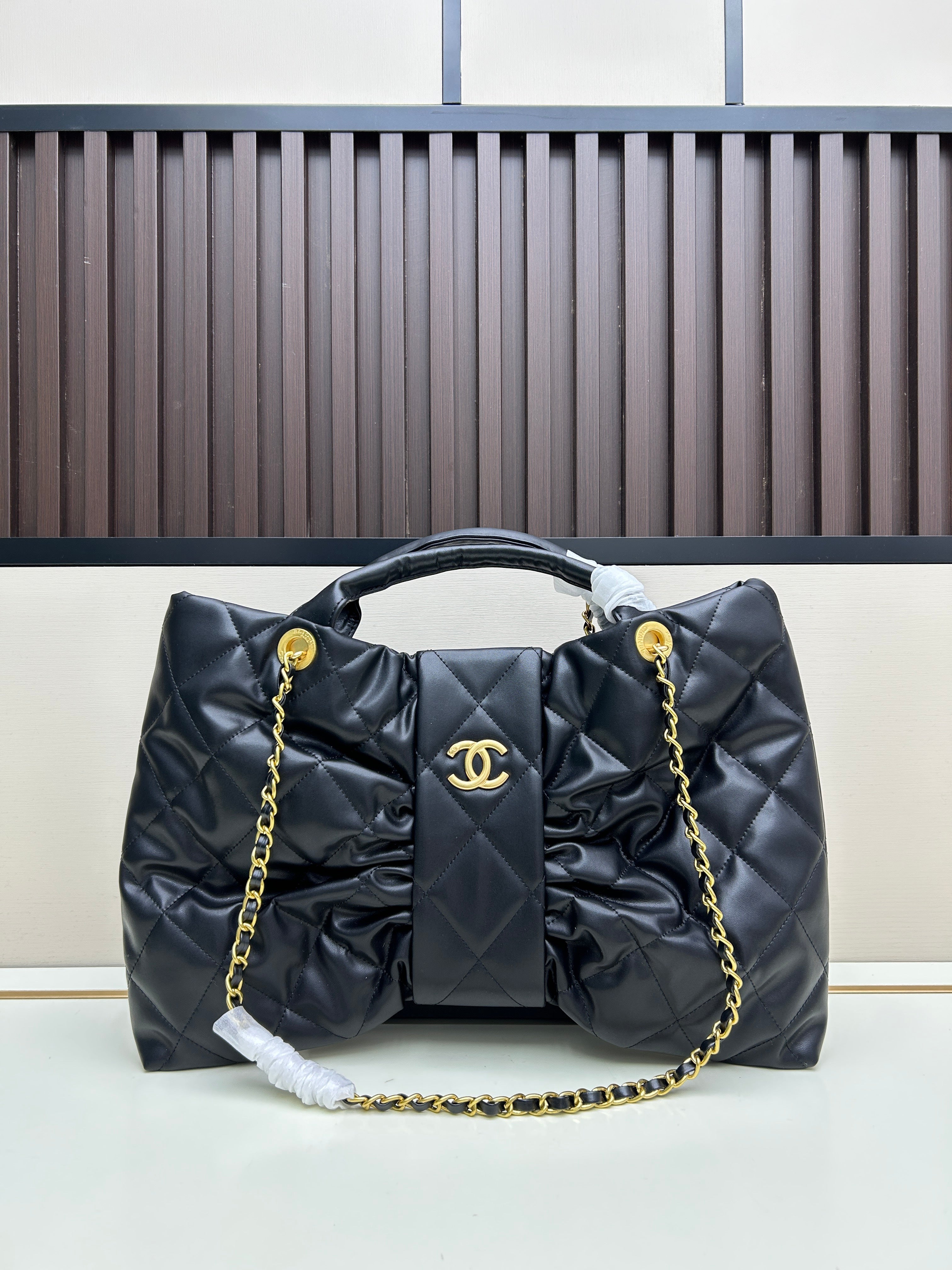 Large Bow-Detail Quilted Leather Shoulder Bag – Soft Padded Finish