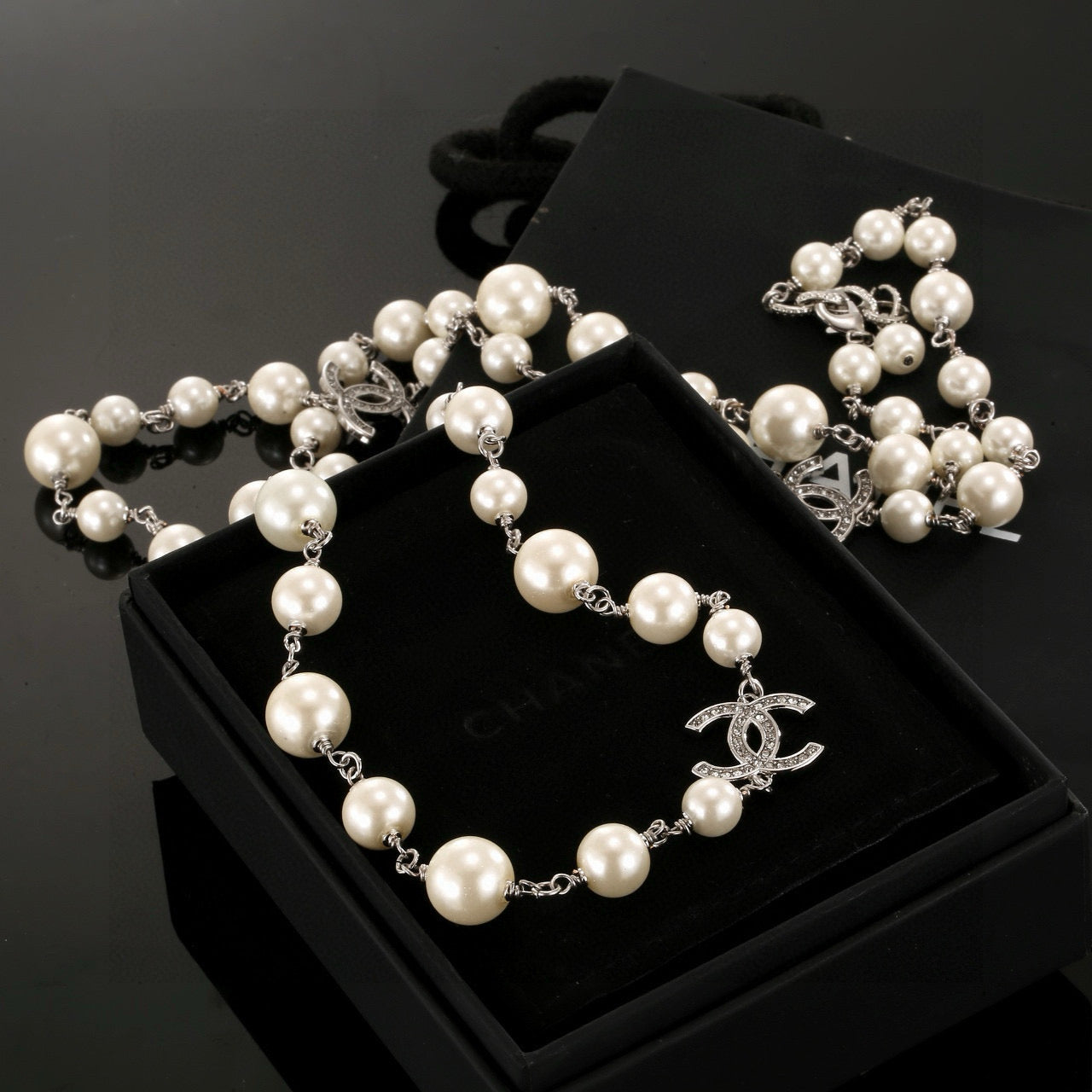 Classic Pearl Sweater Necklace – Timeless Versatility