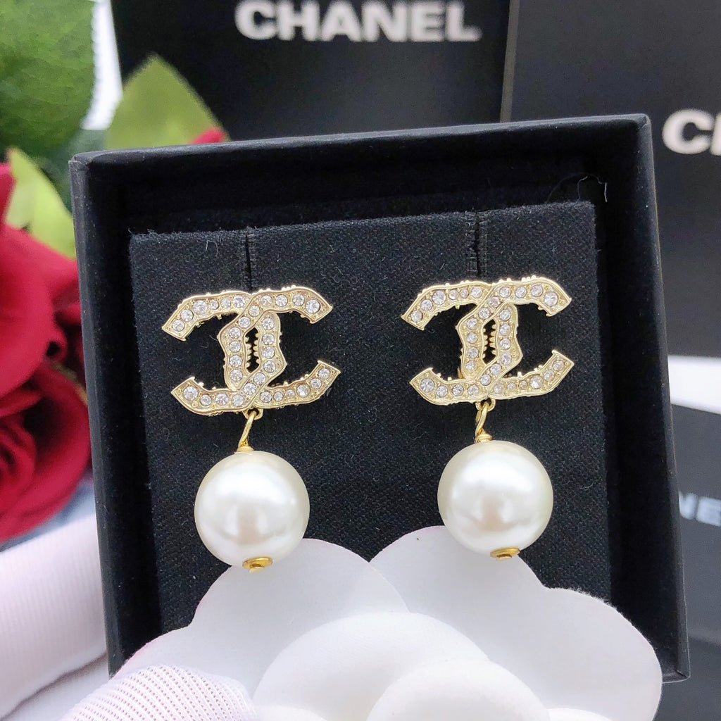 Gold-Tone Pearl Stud Earrings – Refined Classic