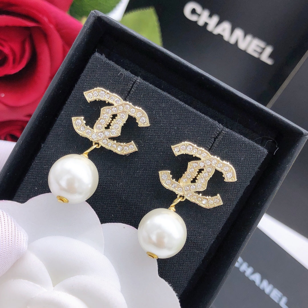Gold-Tone Pearl Stud Earrings – Refined Classic
