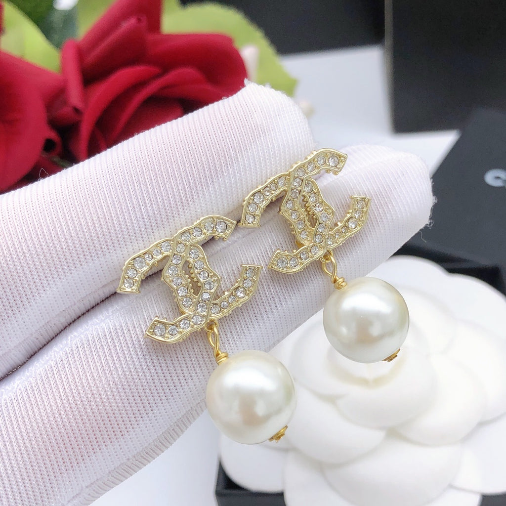 Gold-Tone Pearl Stud Earrings – Refined Classic