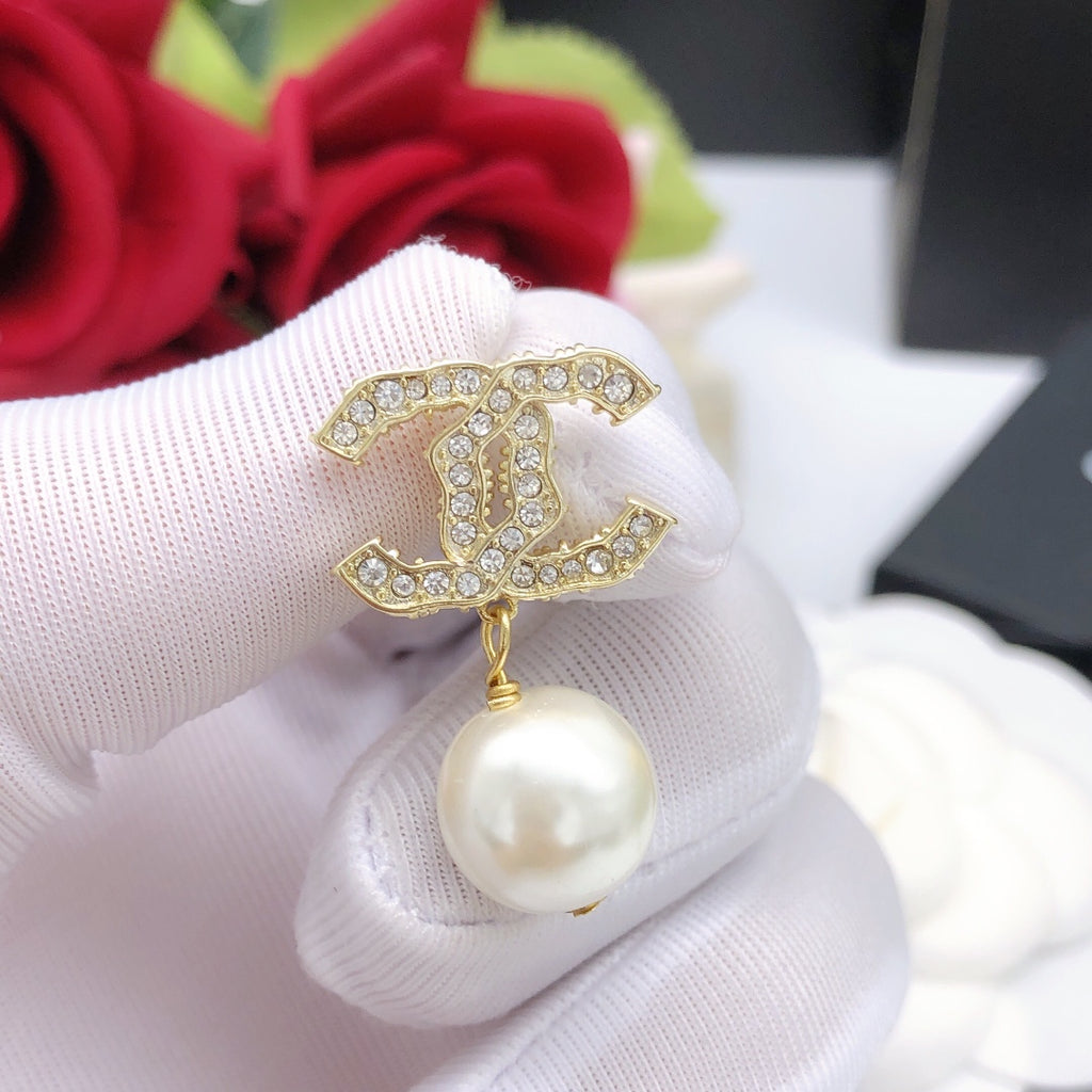 Gold-Tone Pearl Stud Earrings – Refined Classic