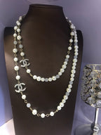 Classic Pearl Sweater Necklace – Timeless Versatility
