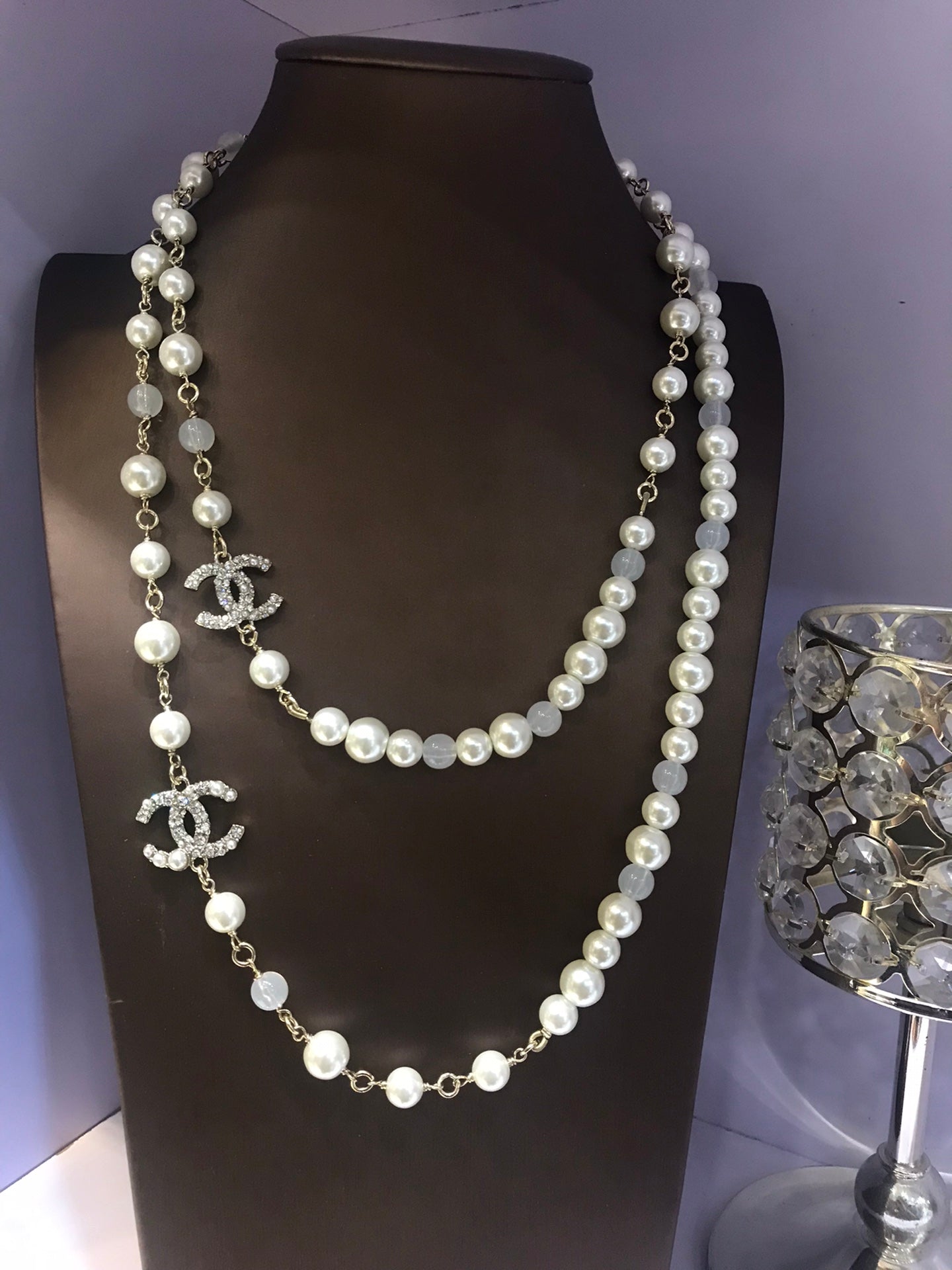 Classic Pearl Sweater Necklace – Timeless Versatility