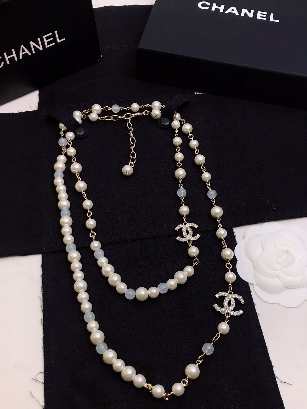 Classic Pearl Sweater Necklace – Timeless Versatility