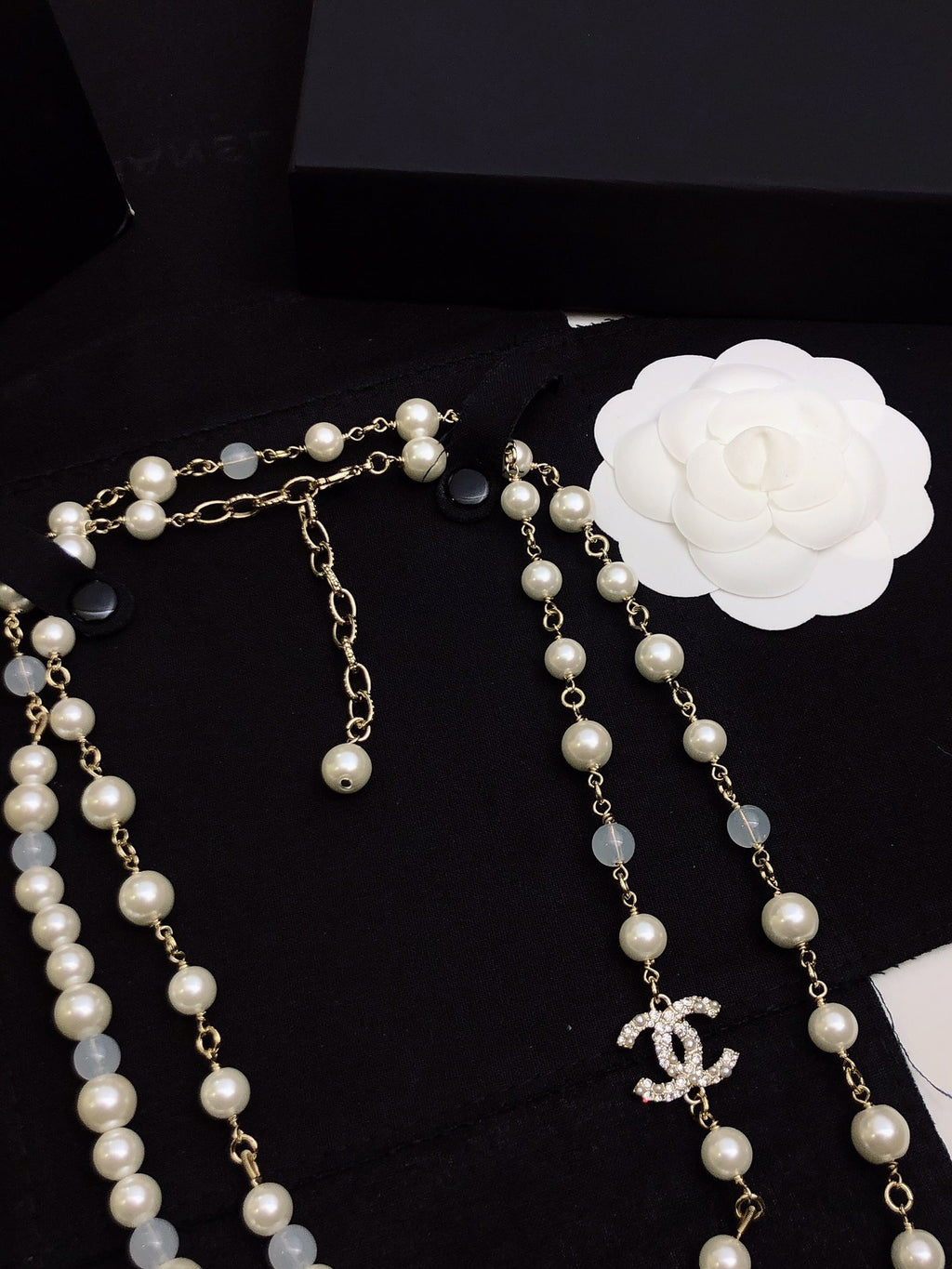 Classic Pearl Sweater Necklace – Timeless Versatility