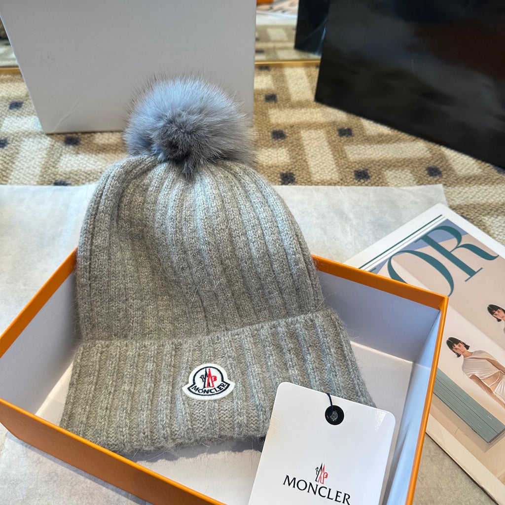 Premium Knit Beanie with Fox Fur Pom — Soft, Warm & Stylish