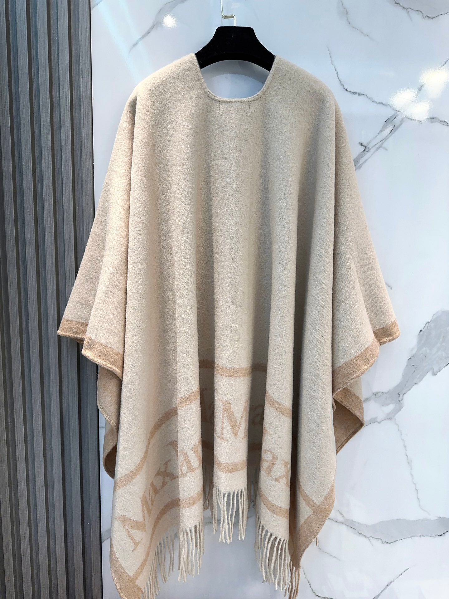 Premium Wool Cape Wrap — 100% Soft Lambswool | 130 × 160 cm