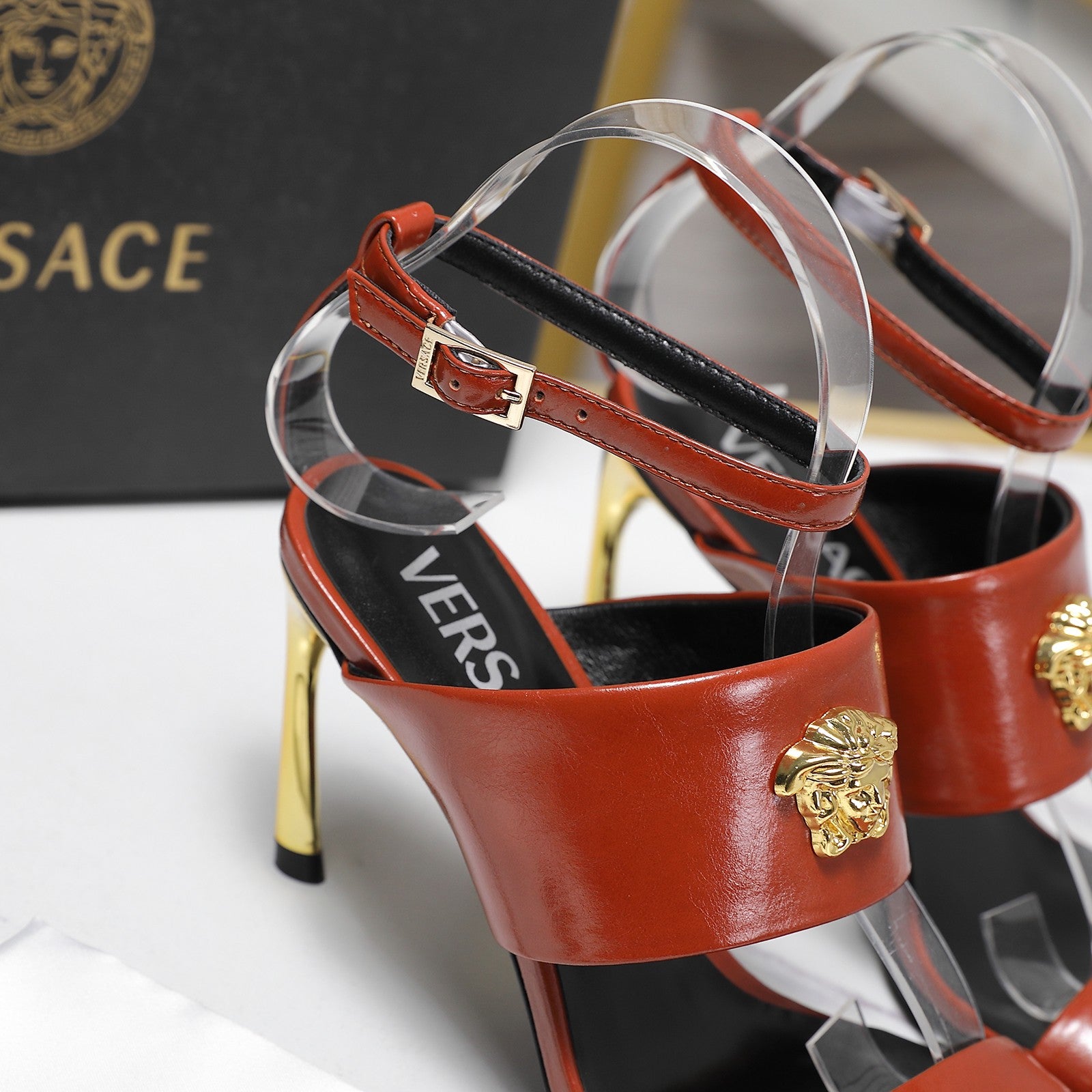 2025SS High-Heel Sandals – Signature Buckle Design