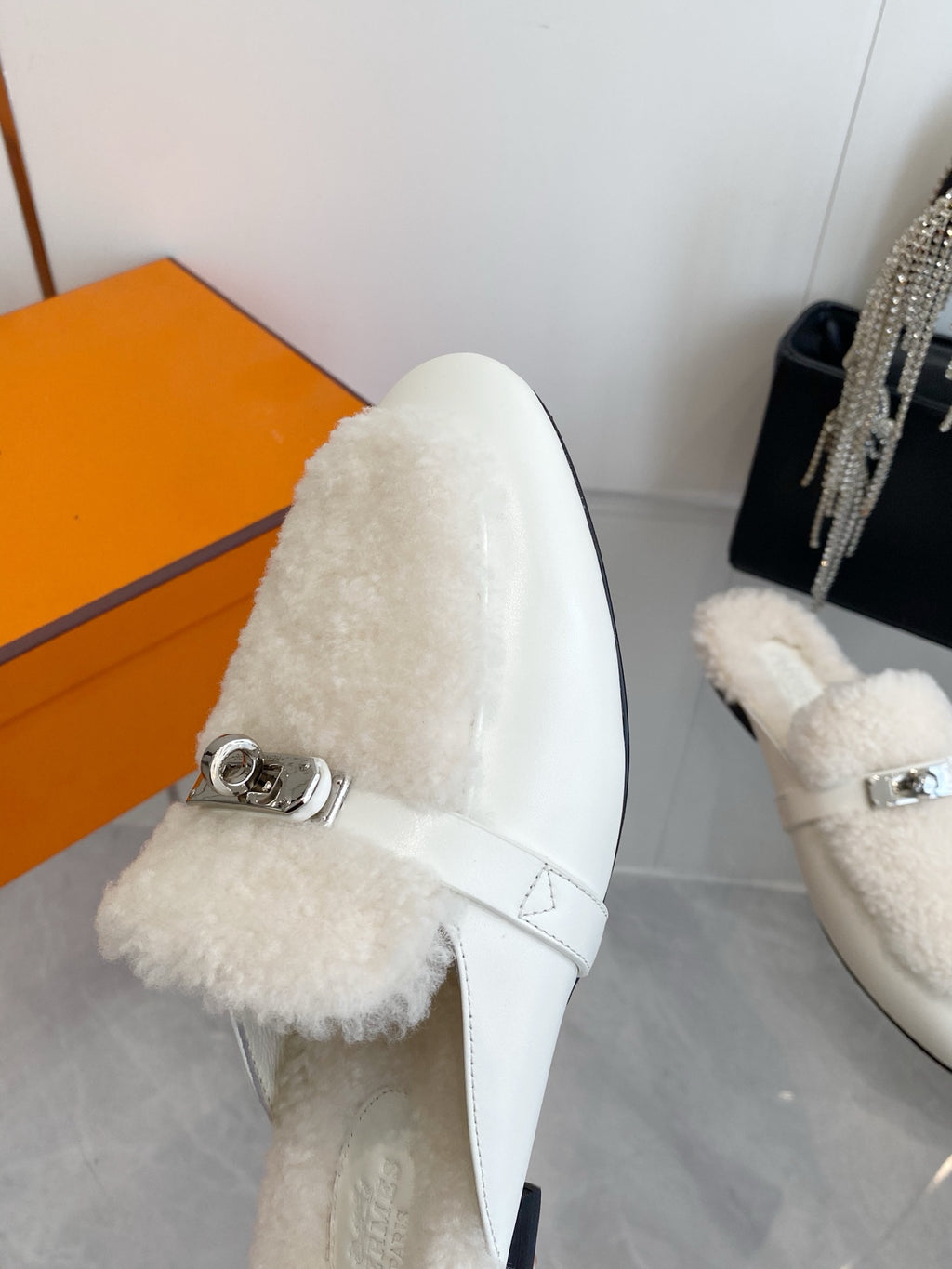 2025 Autumn/Winter Cashmere Fur-Lined Backless Loafers