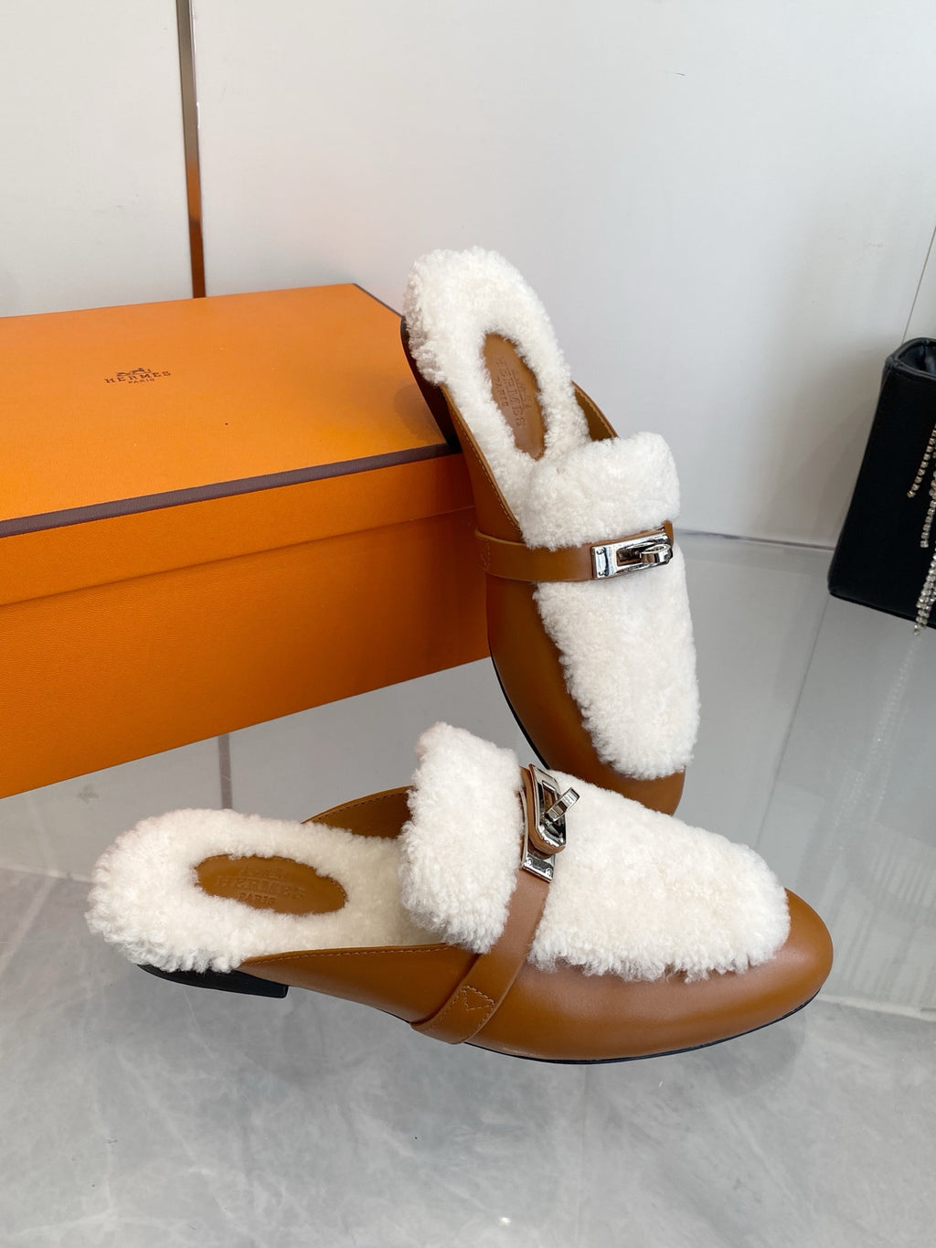 2025 Autumn/Winter Cashmere Fur-Lined Backless Loafers