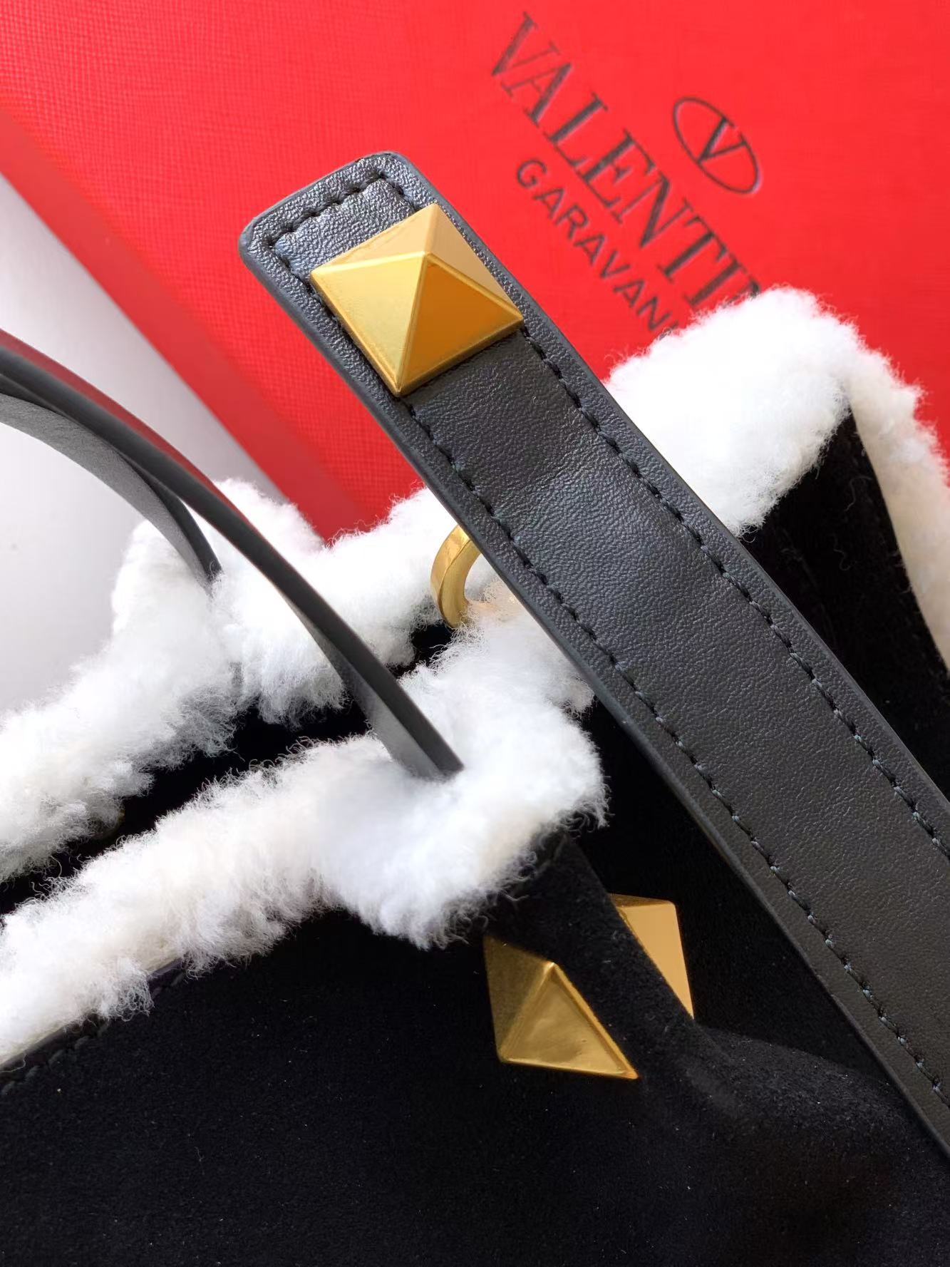 New Embroidered Leather Shopping Bag with Fur Details