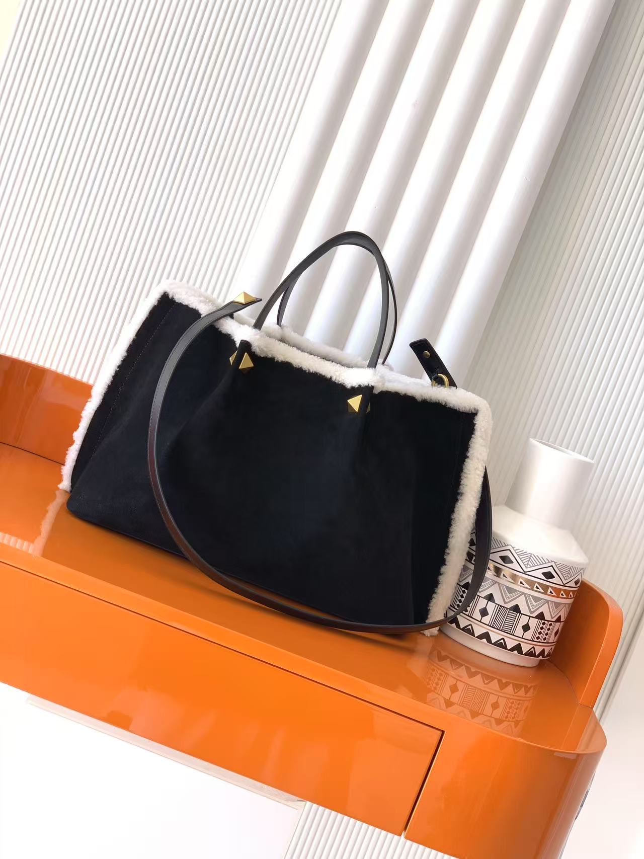 New Embroidered Leather Shopping Bag with Fur Details
