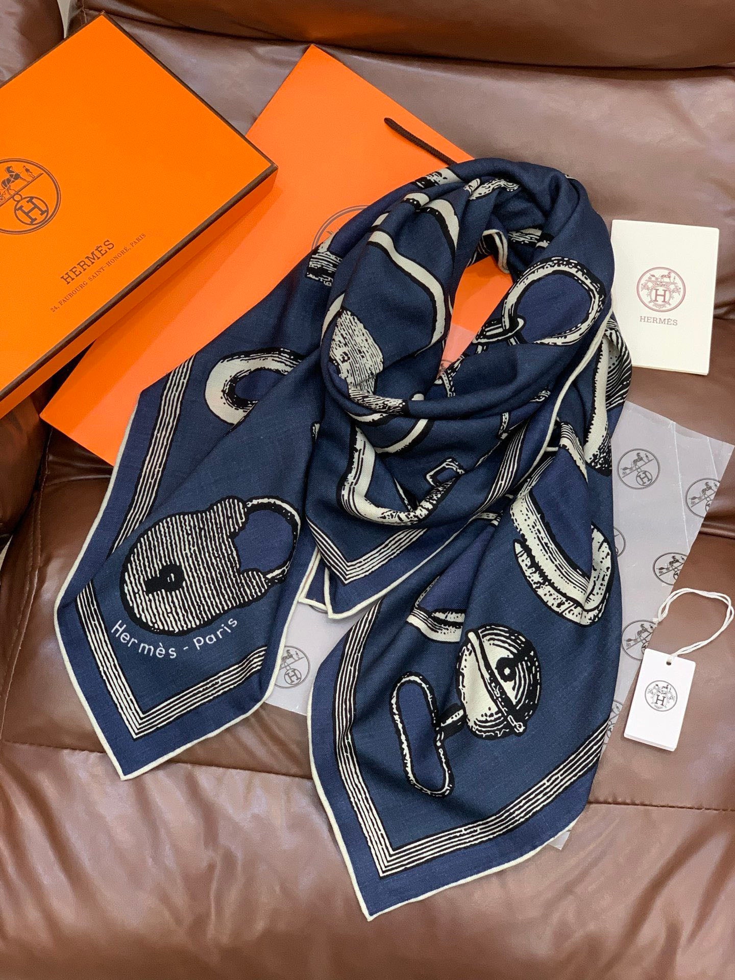 New Luxury Double-Sided Cashmere & Silk Square Scarf — 135 × 135 cm (Copy)