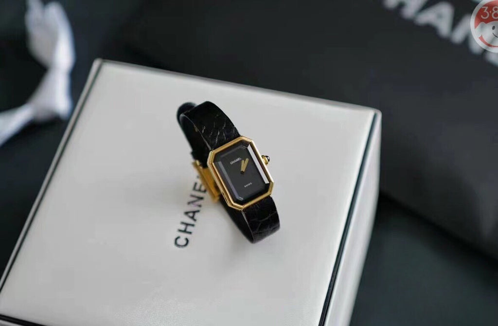 Premium Women’s Quartz Watch – Elegant Black & Gold Square Design