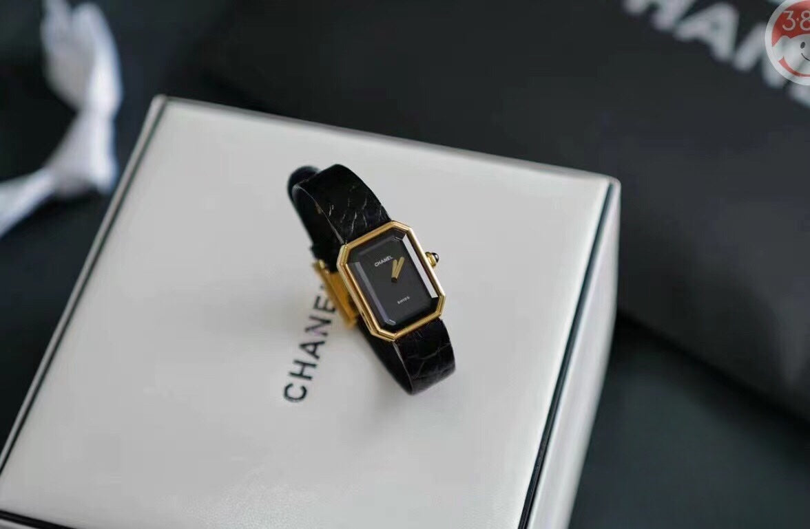 Premium Women’s Quartz Watch – Elegant Black & Gold Square Design