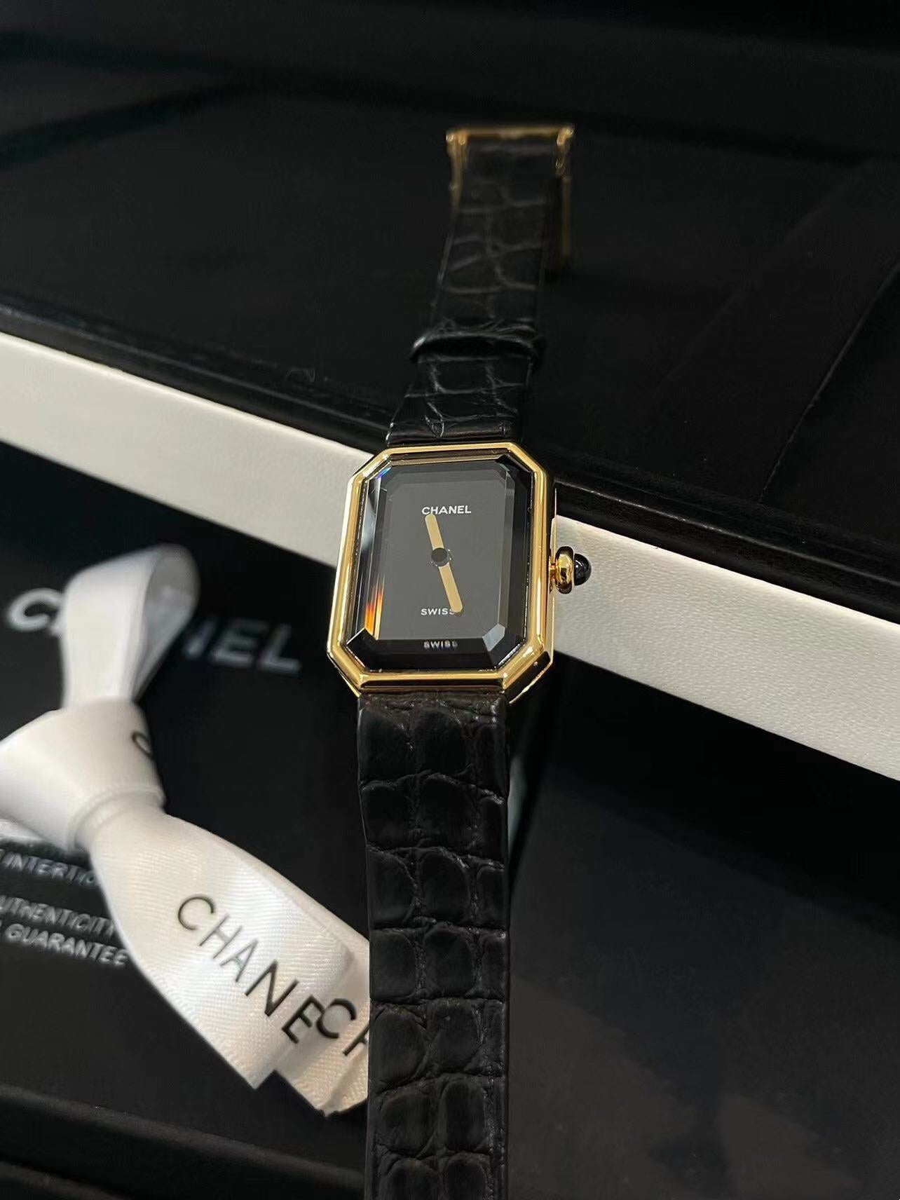 Premium Women’s Quartz Watch – Elegant Black & Gold Square Design