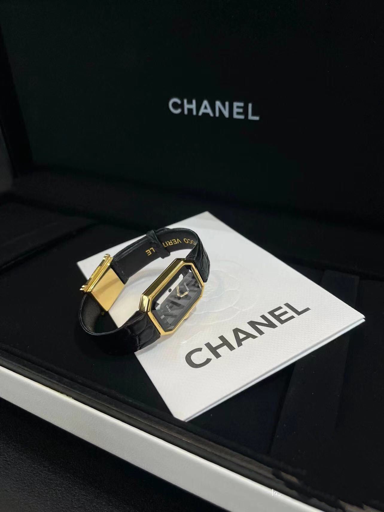 Premium Women’s Quartz Watch – Elegant Black & Gold Square Design