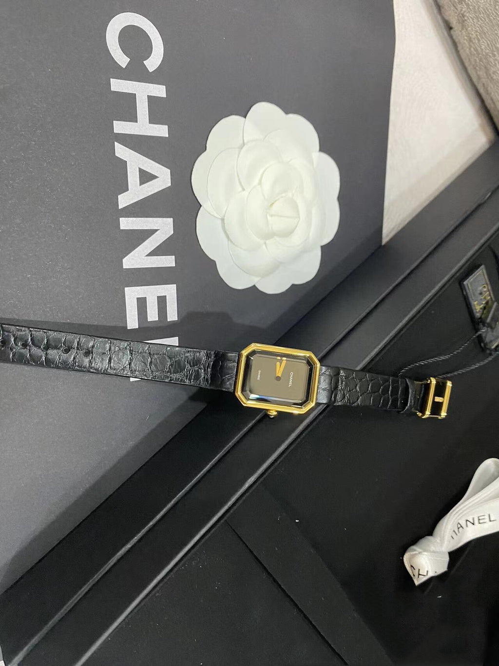 Premium Women’s Quartz Watch – Elegant Black & Gold Square Design
