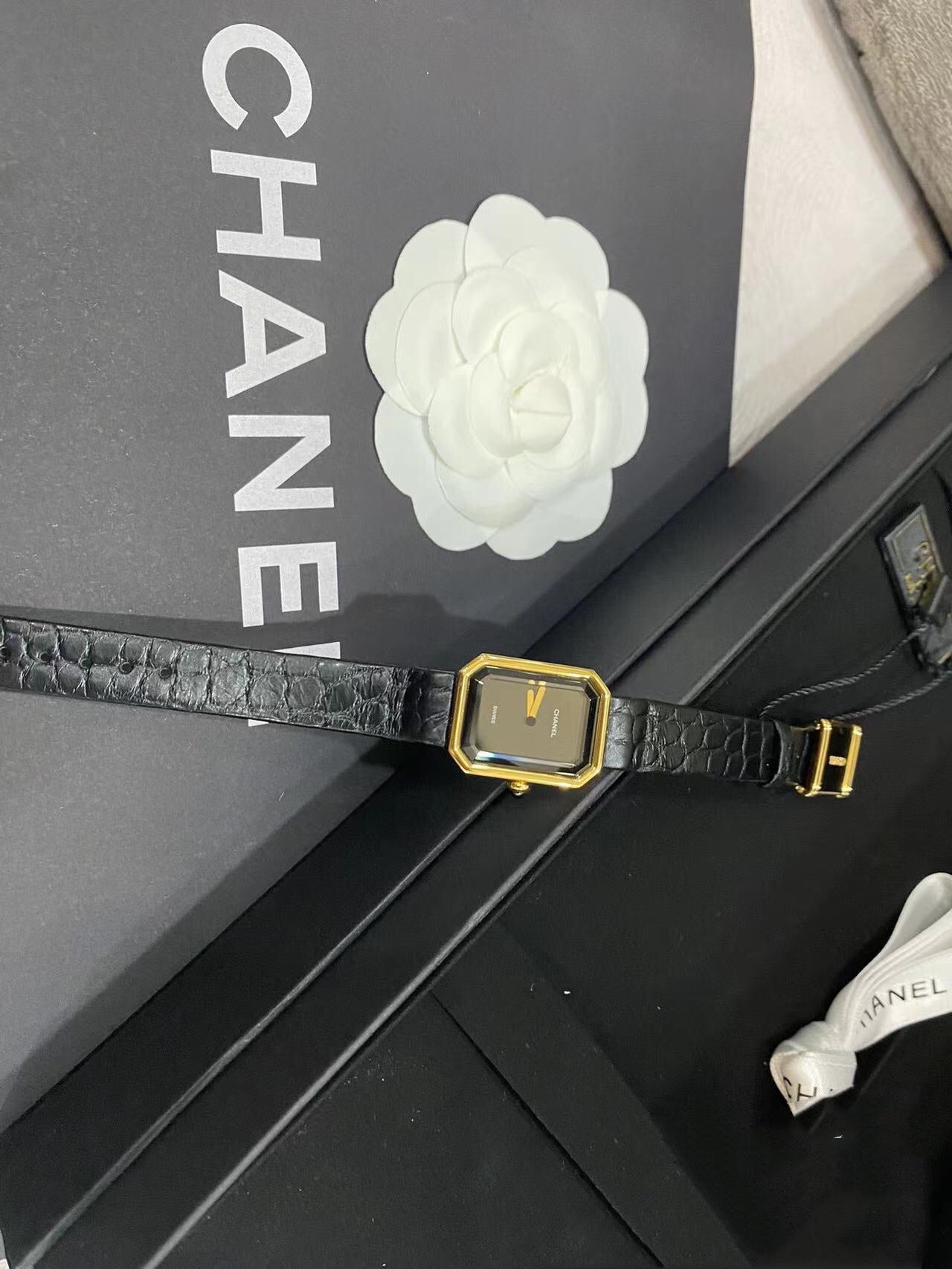 Premium Women’s Quartz Watch – Elegant Black & Gold Square Design