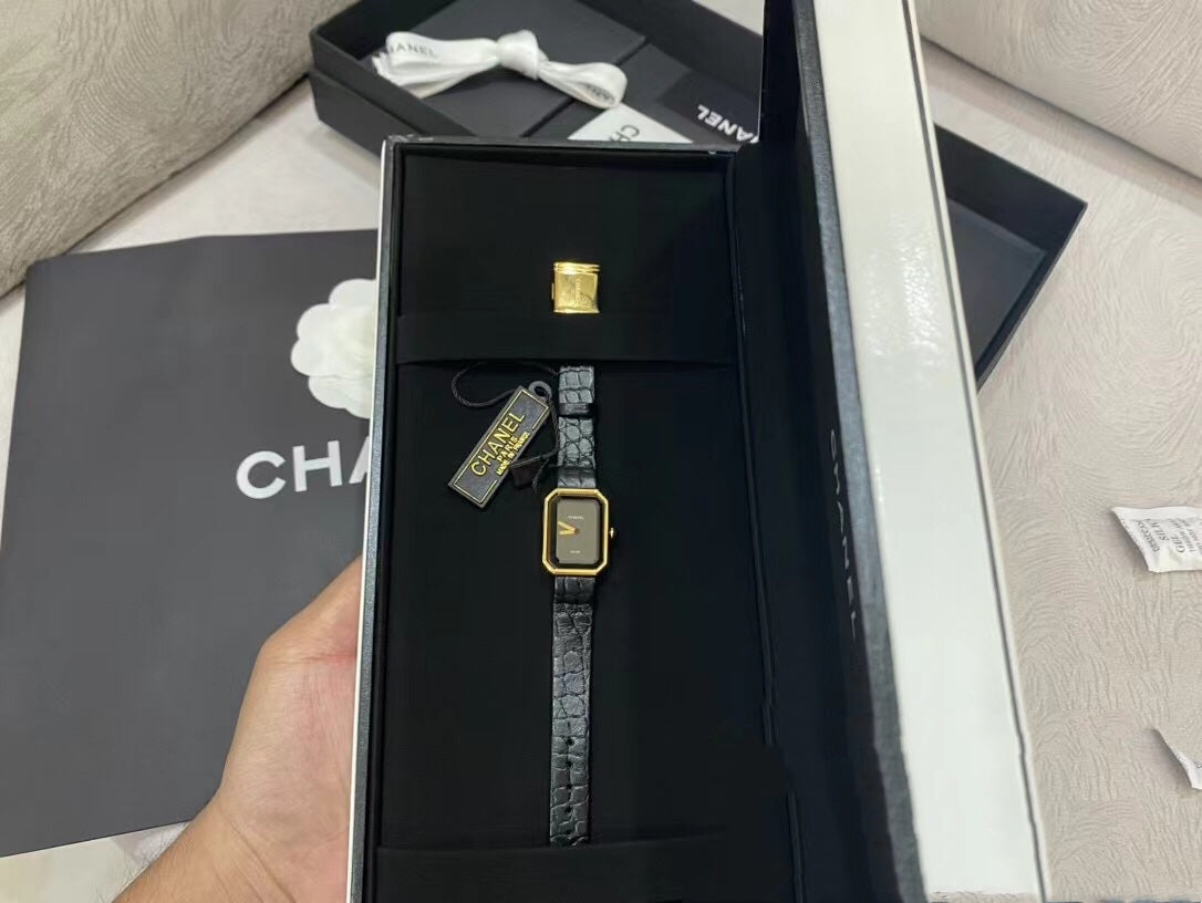 Premium Women’s Quartz Watch – Elegant Black & Gold Square Design