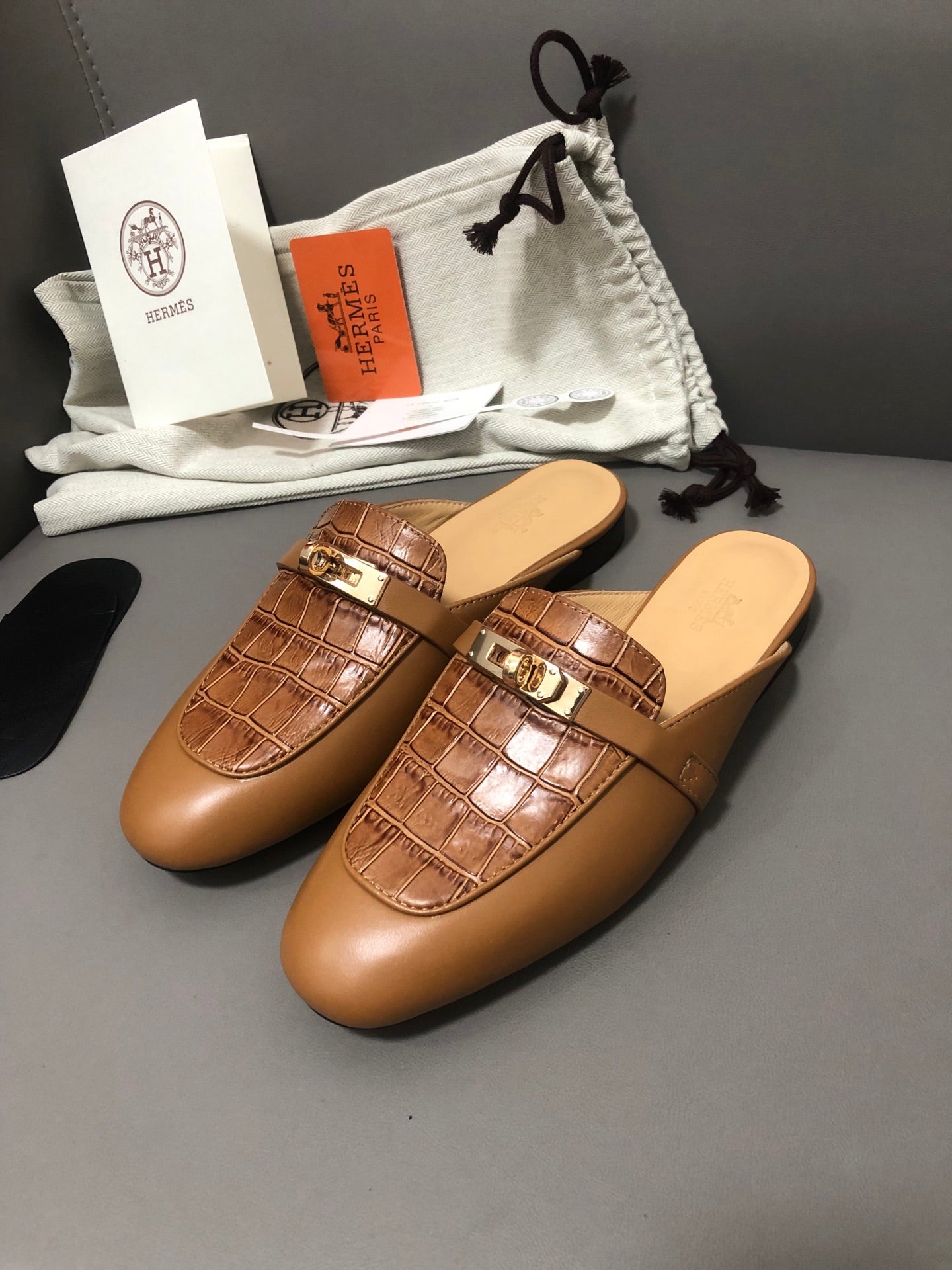 Premium Quality – Classic Kelly-Inspired Half Slides