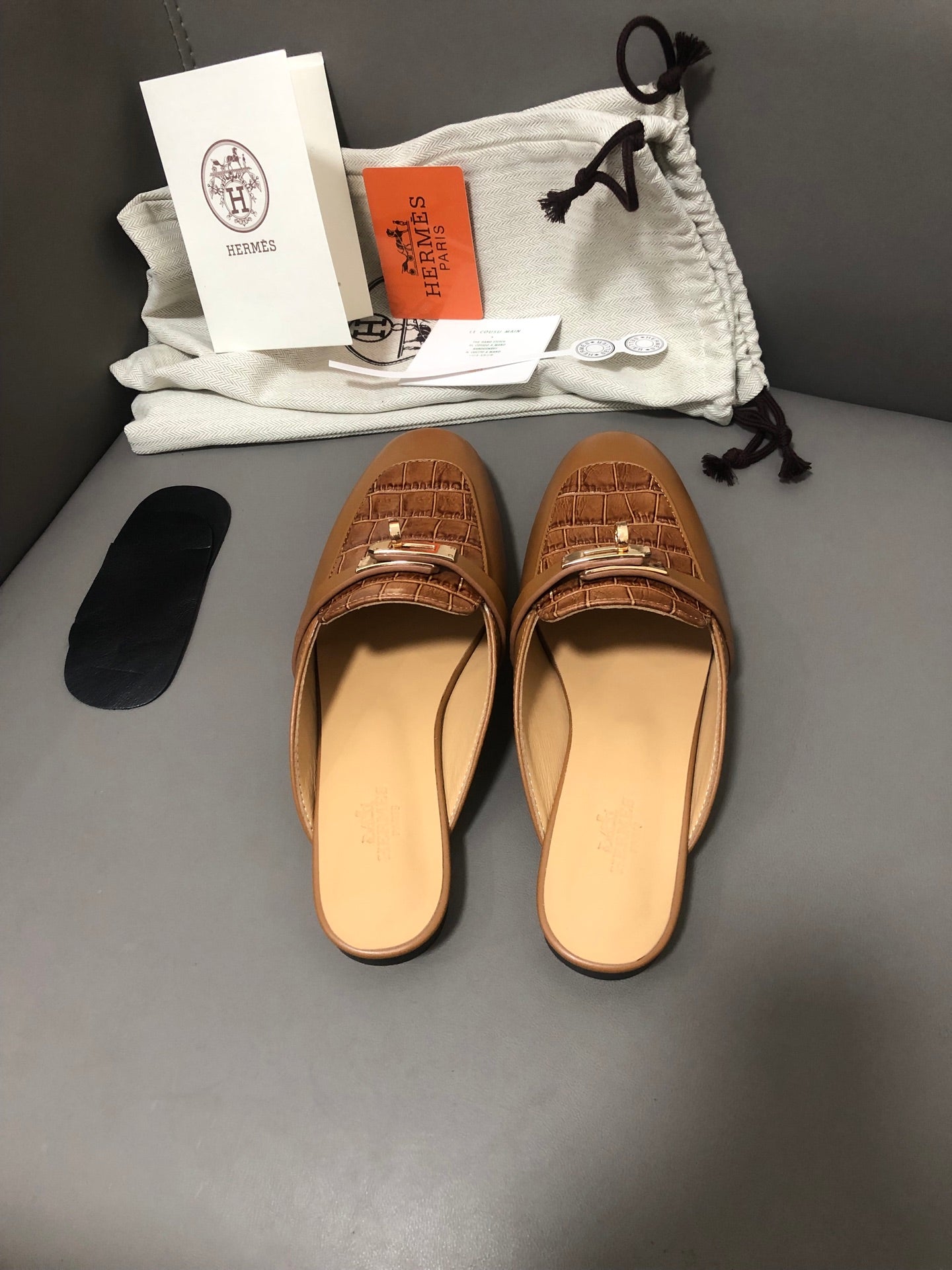 Premium Quality – Classic Kelly-Inspired Half Slides
