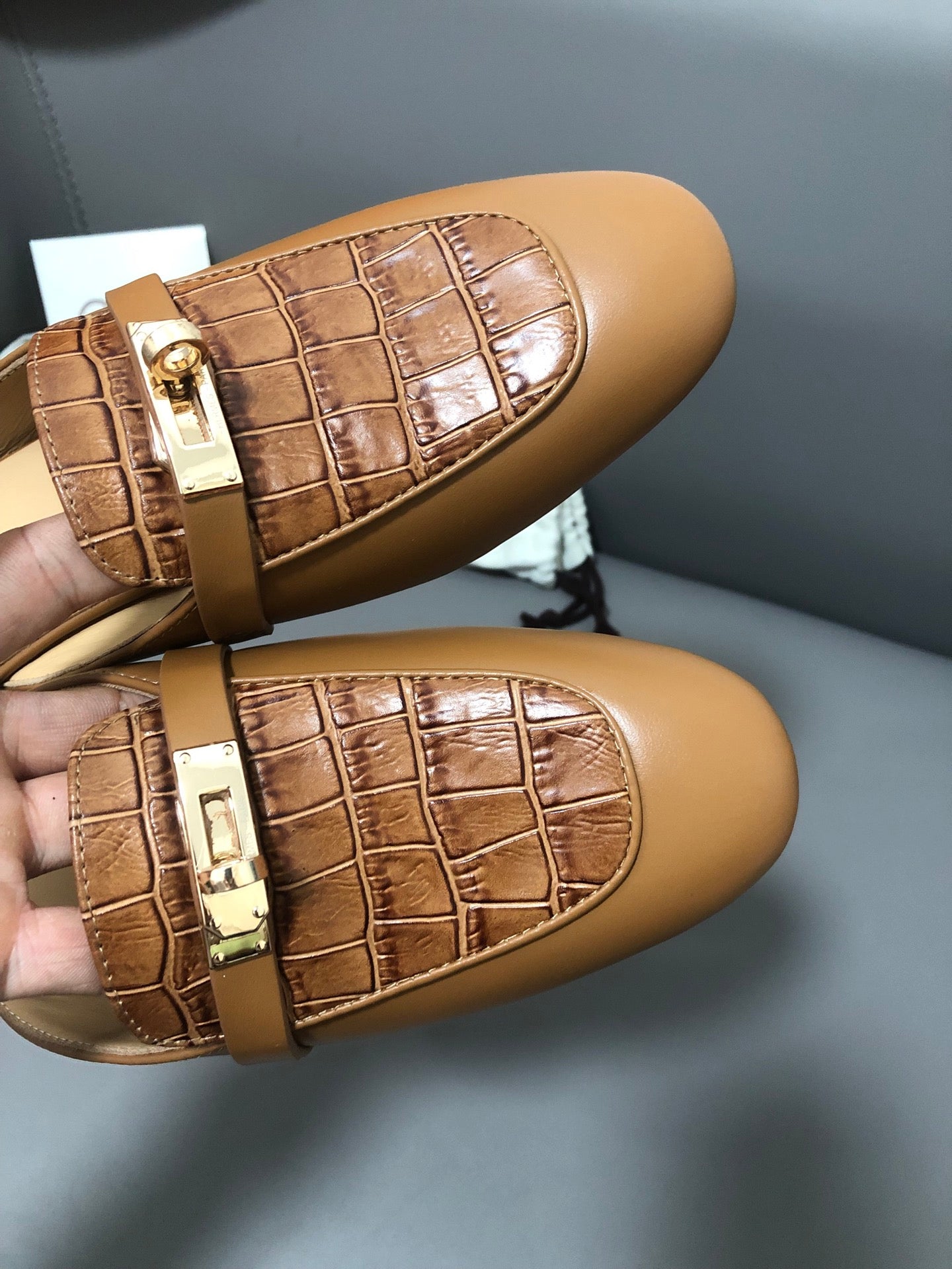 Premium Quality – Classic Kelly-Inspired Half Slides