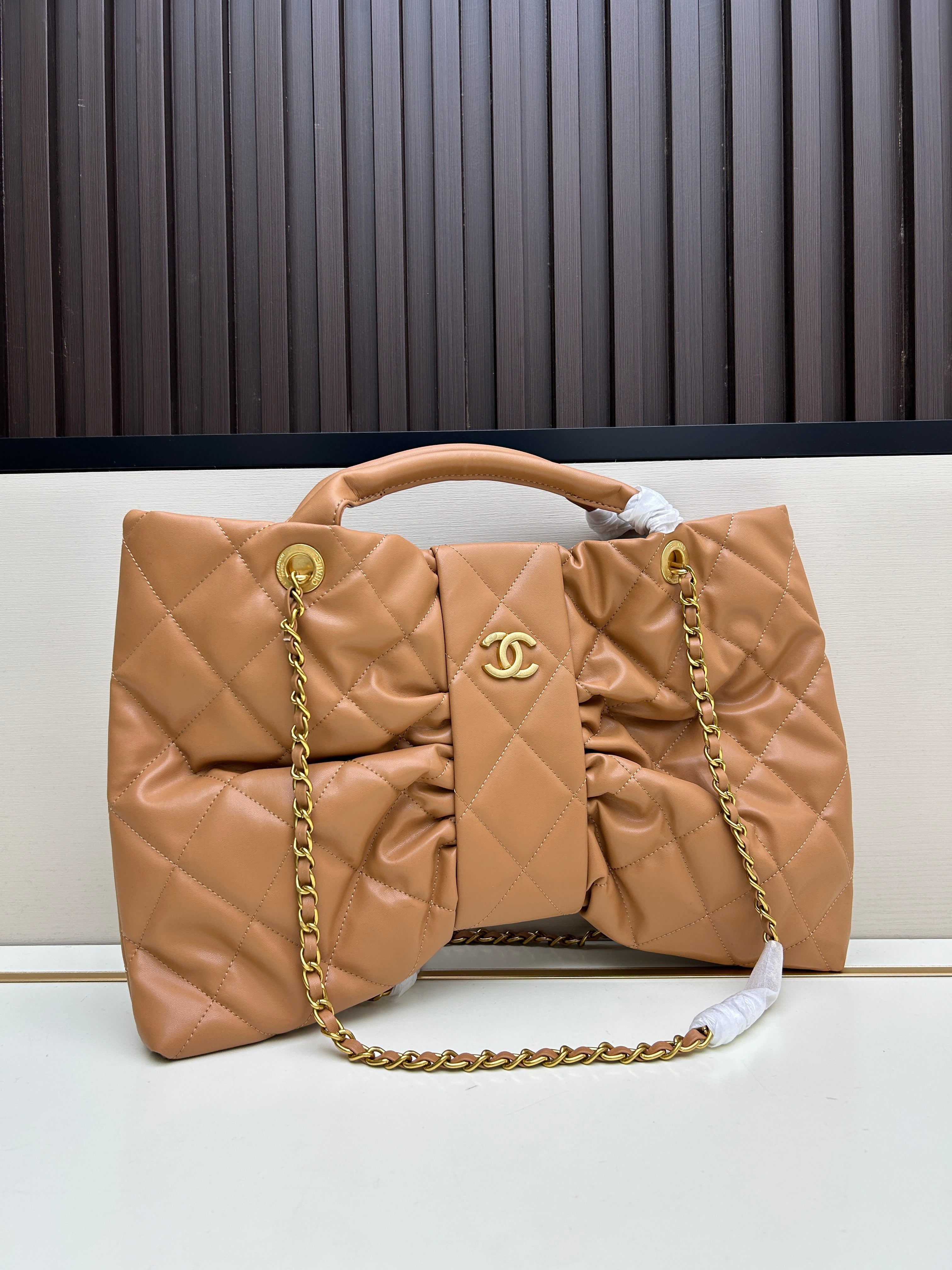 Large Bow-Detail Quilted Leather Shoulder Bag – Soft Padded Finish