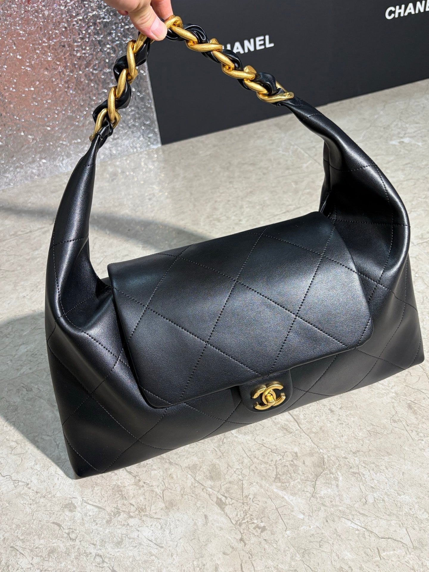 Oversized Soft Leather Hobo Shoulder Bag with Chunky Chain – 43cm