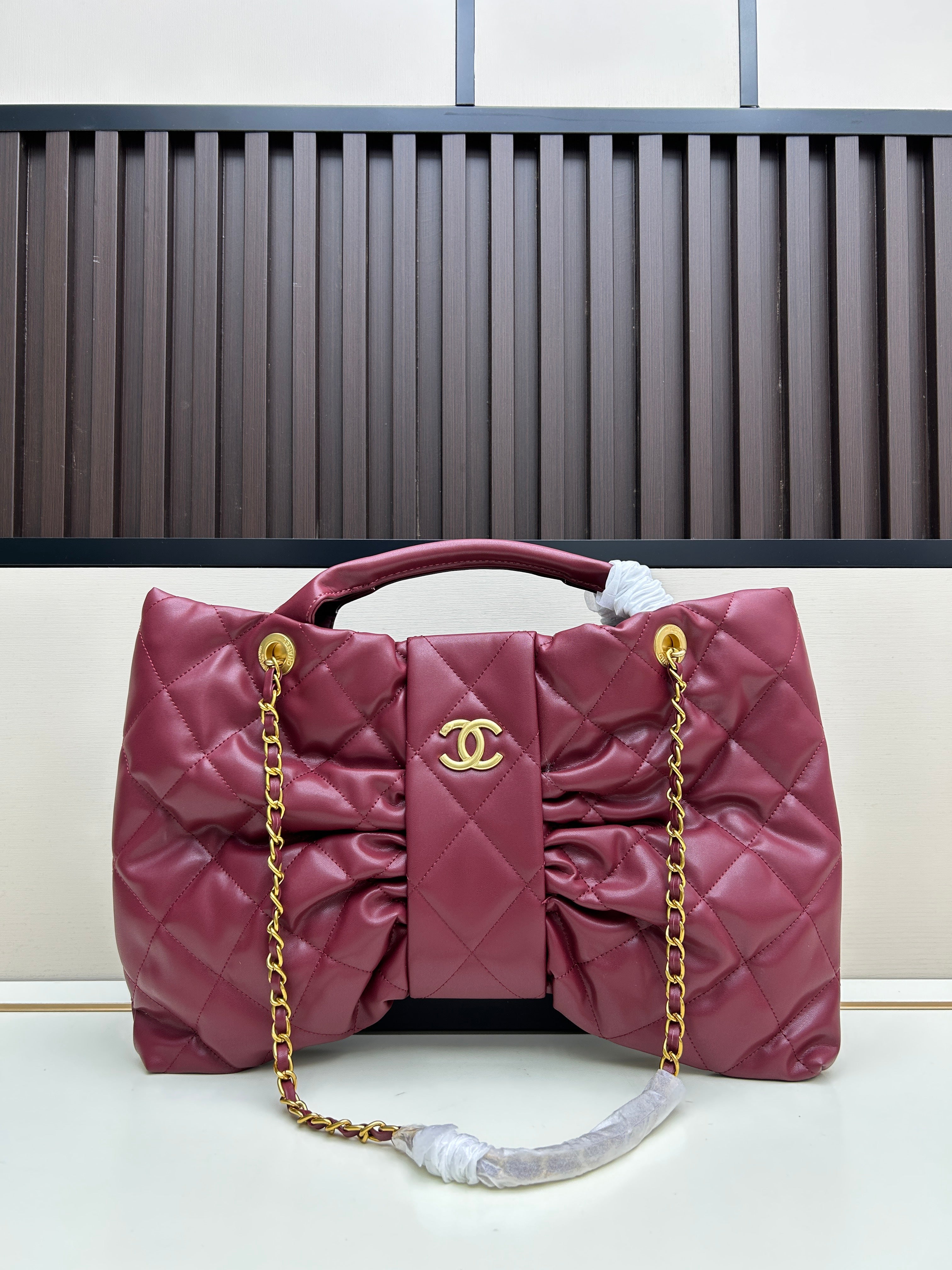 Large Bow-Detail Quilted Leather Shoulder Bag – Soft Padded Finish