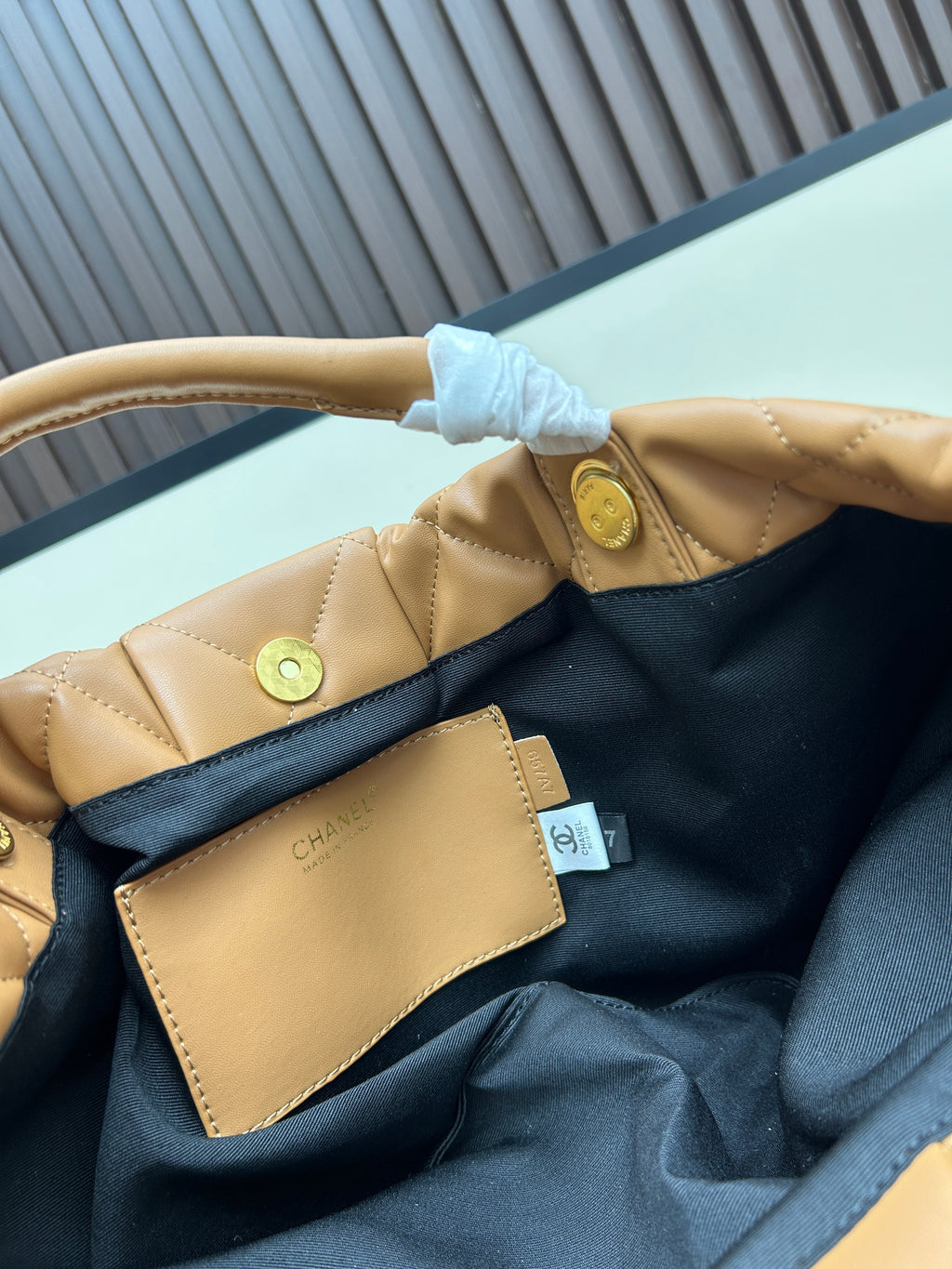 Large Bow-Detail Quilted Leather Shoulder Bag – Soft Padded Finish