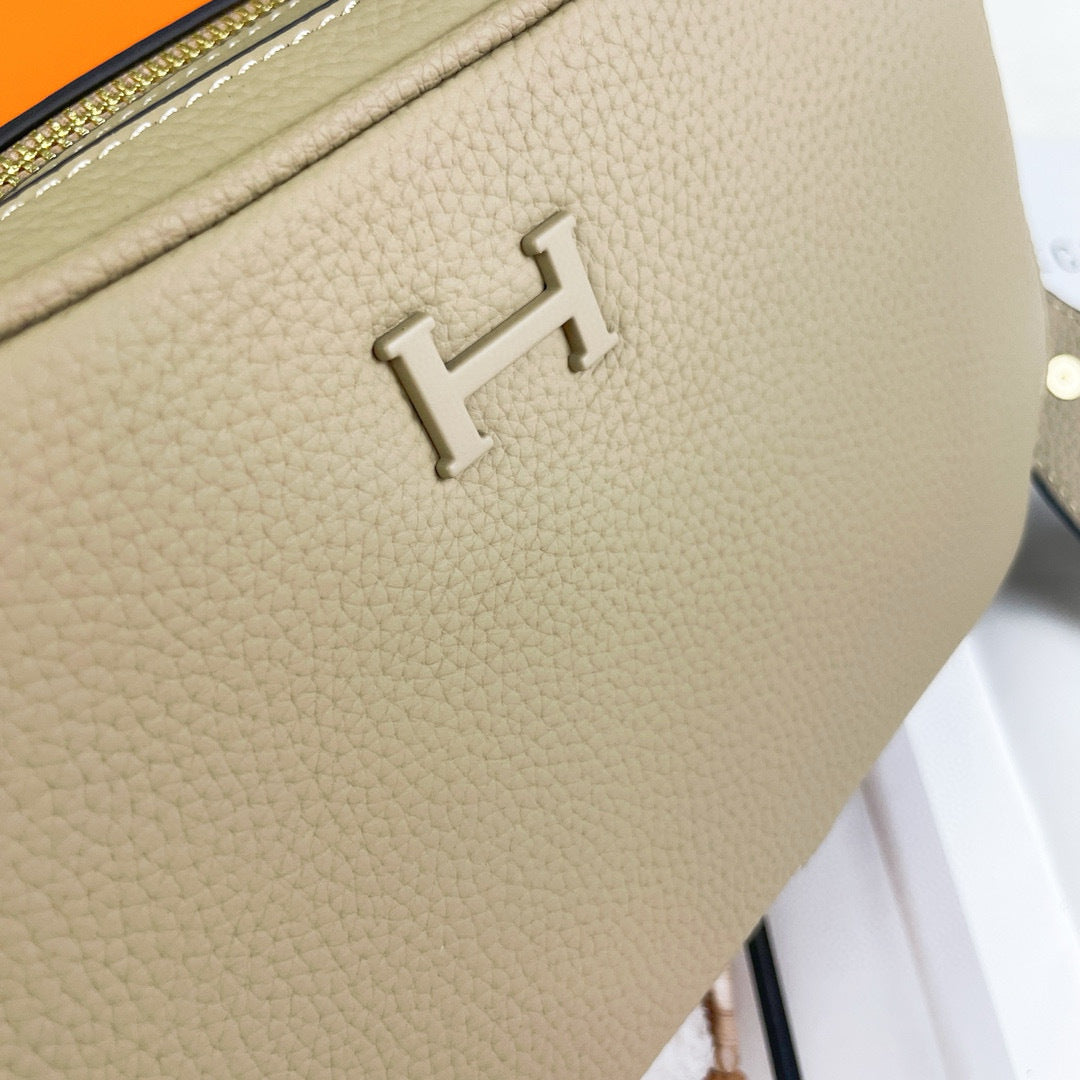 Full-Leather Camera Bag | Adjustable & Detachable Strap