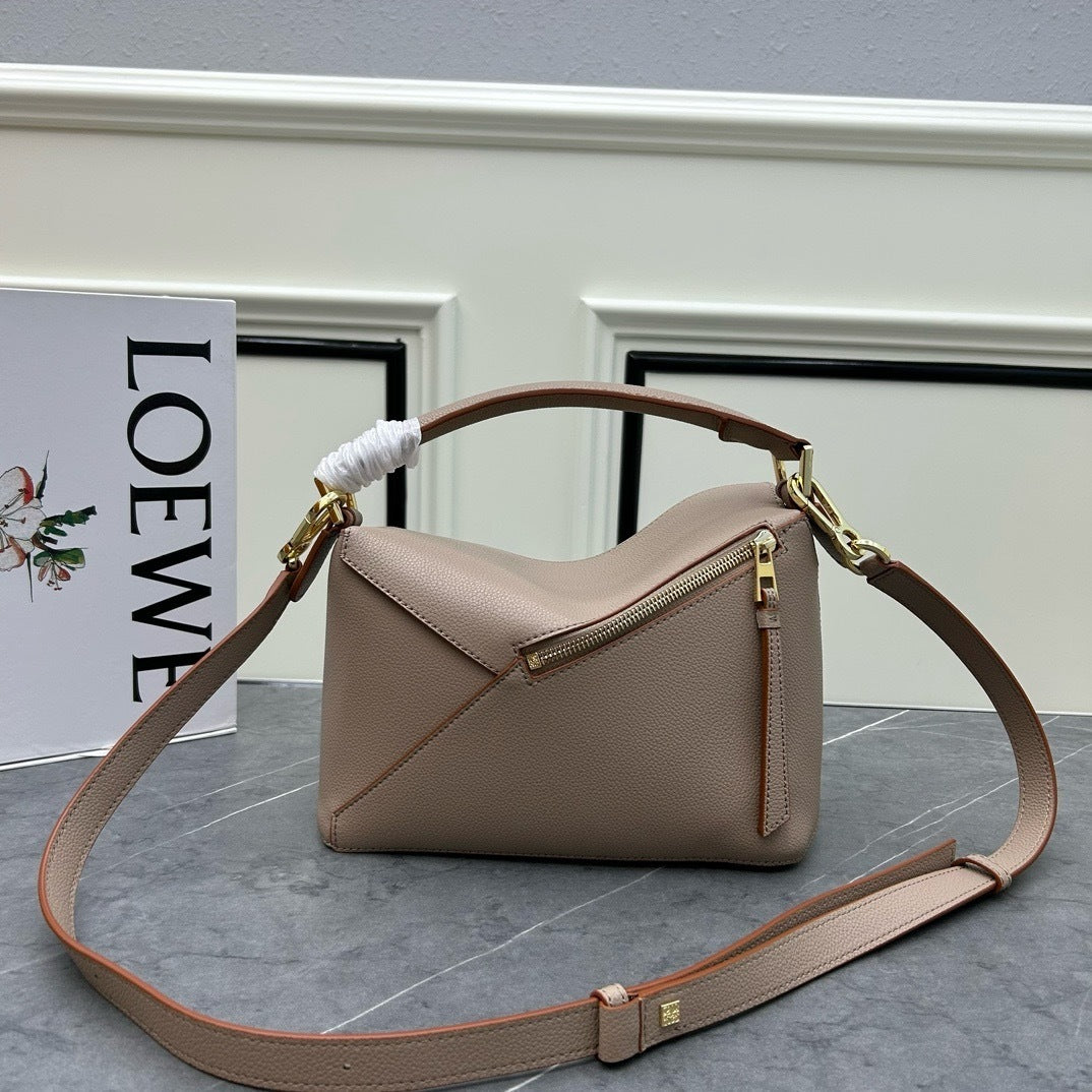 Geometric Structured Shoulder Bag – Puzzle Edge Style, 24cm