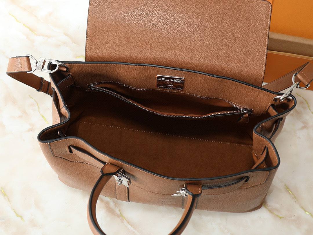 Georges Medium Tote Bag