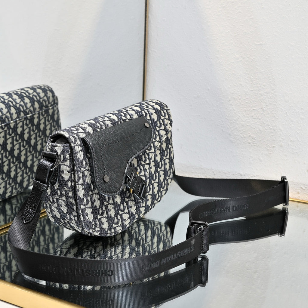 Fall Oblique Saddle Messenger Bag