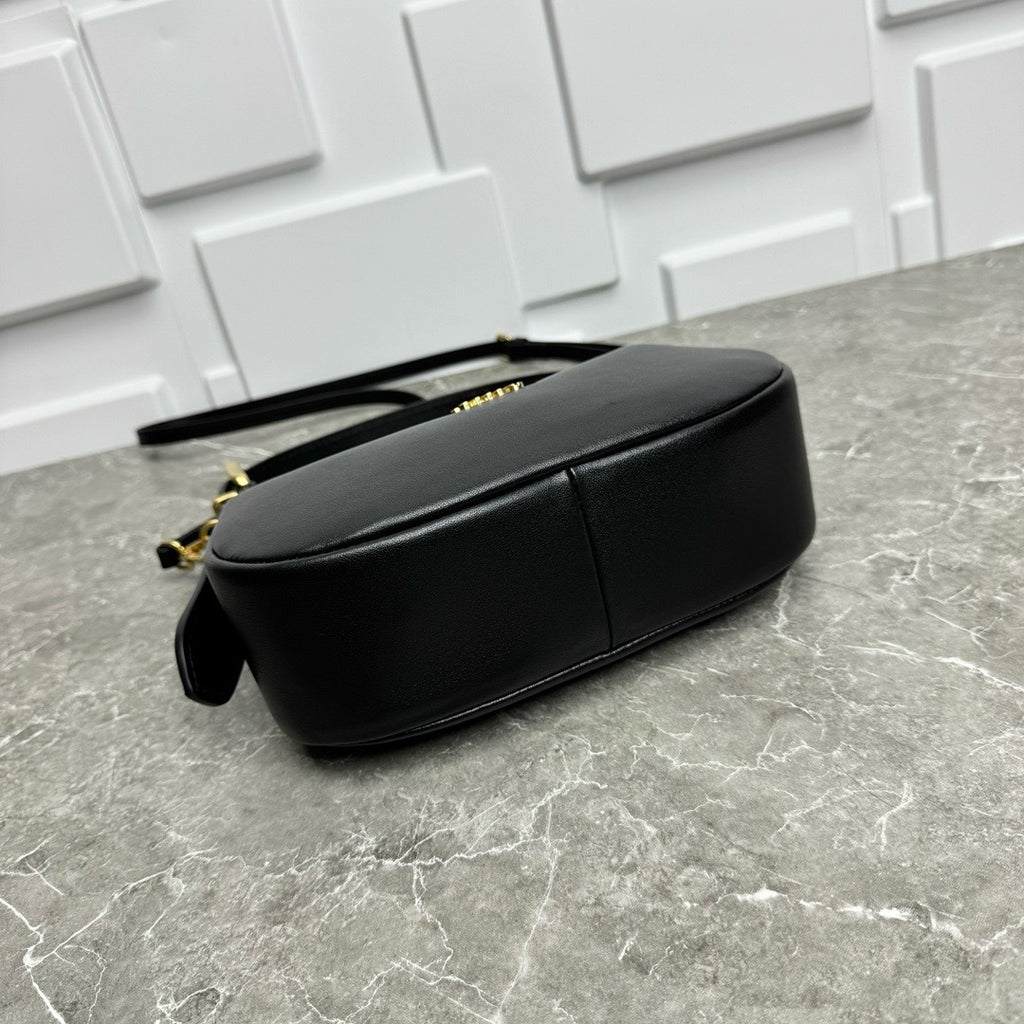 Full-Grain Leather Shoulder Bag – Minimal Chic