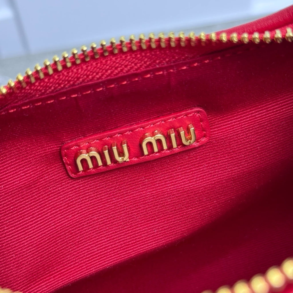 Full-Grain Leather Shoulder Bag – Minimal Chic