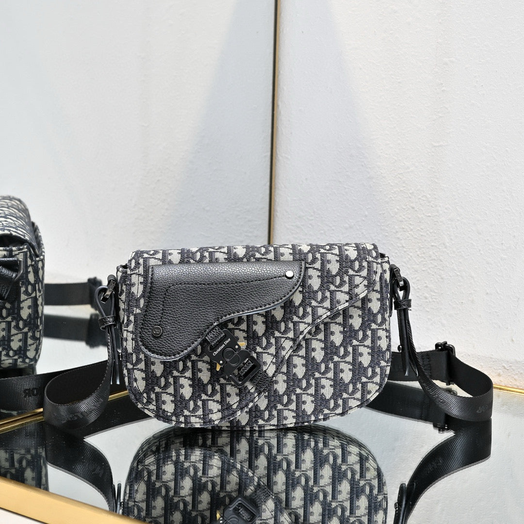 Fall Oblique Saddle Messenger Bag