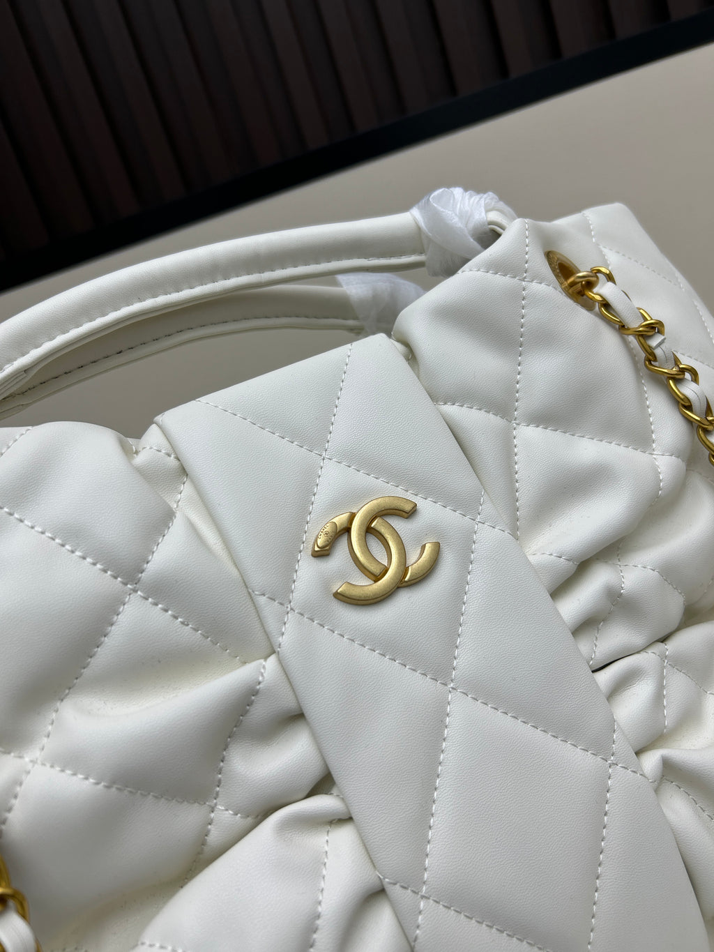 Large Bow-Detail Quilted Leather Shoulder Bag – Soft Padded Finish