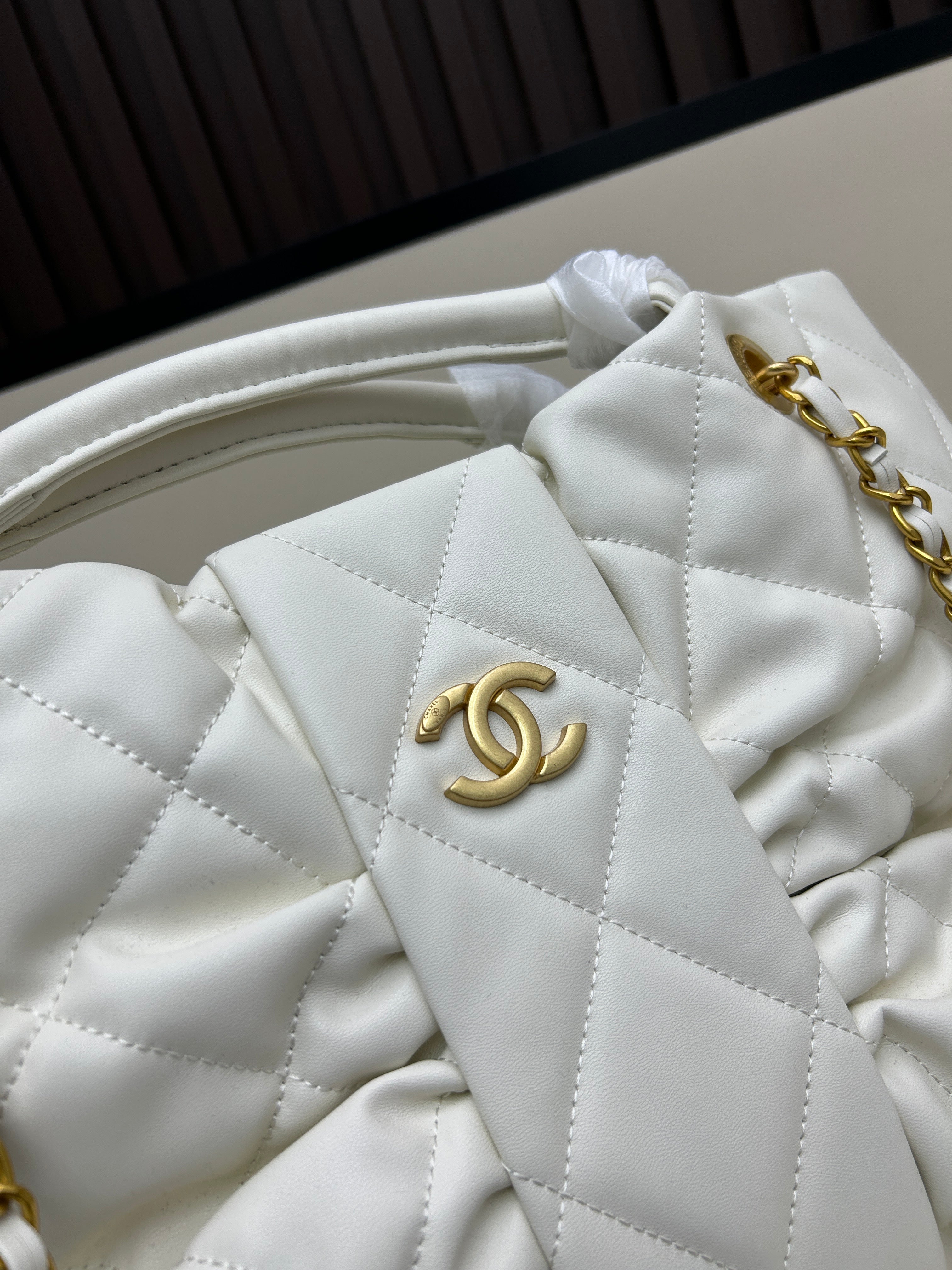 Large Bow-Detail Quilted Leather Shoulder Bag – Soft Padded Finish