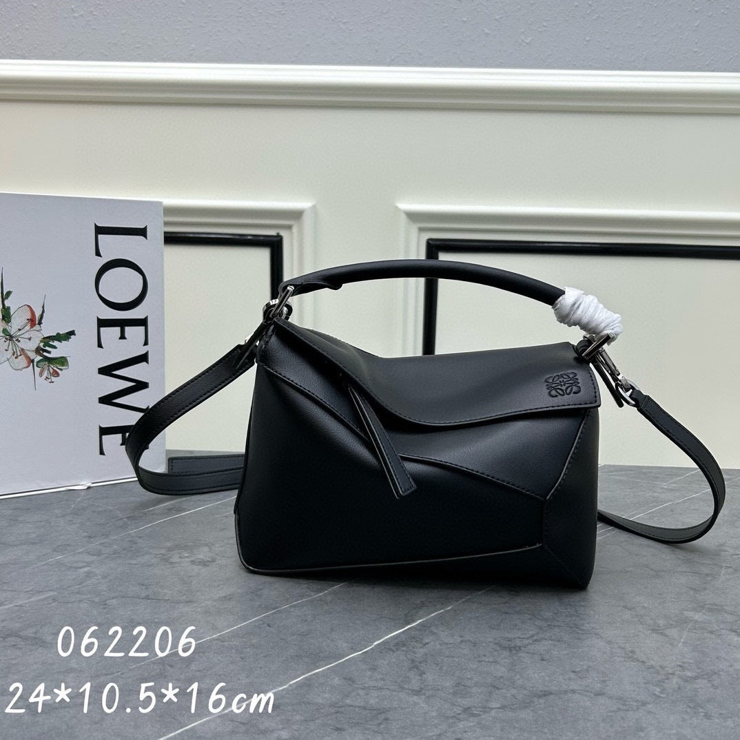 Geometric Structured Shoulder Bag – Puzzle Edge Style, 24cm