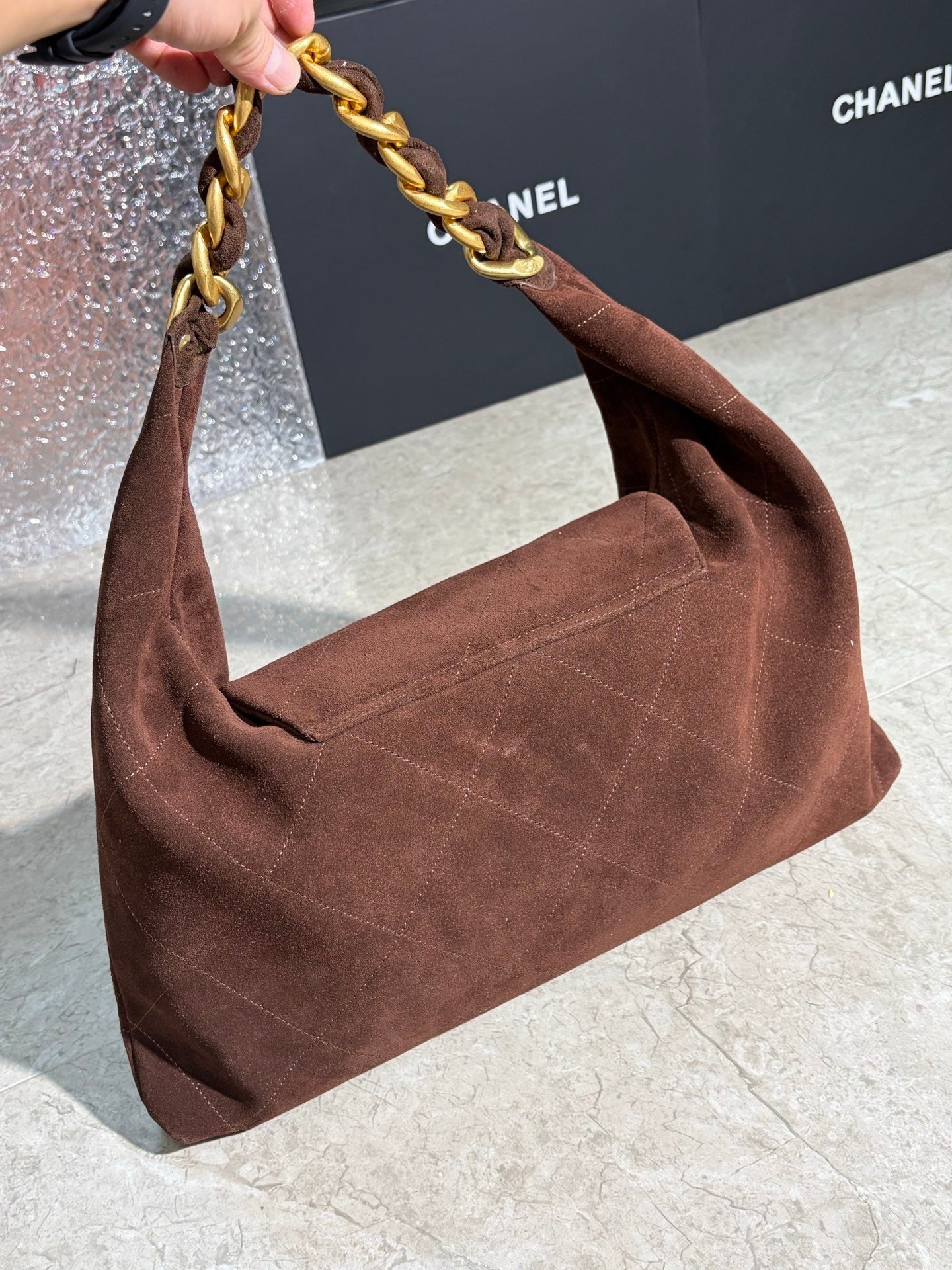 Oversized Suede Hobo Shoulder Bag with Chunky Chain – Autumn/Winter Style