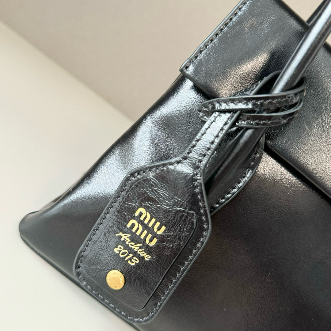 Vintage-Inspired Top Handle Bag – Dual-Flap Design