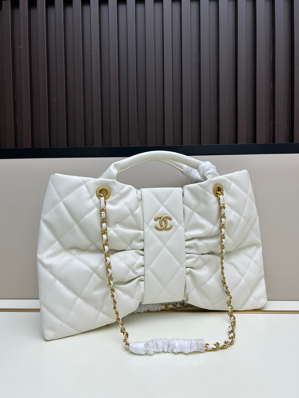 Large Bow-Detail Quilted Leather Shoulder Bag – Soft Padded Finish